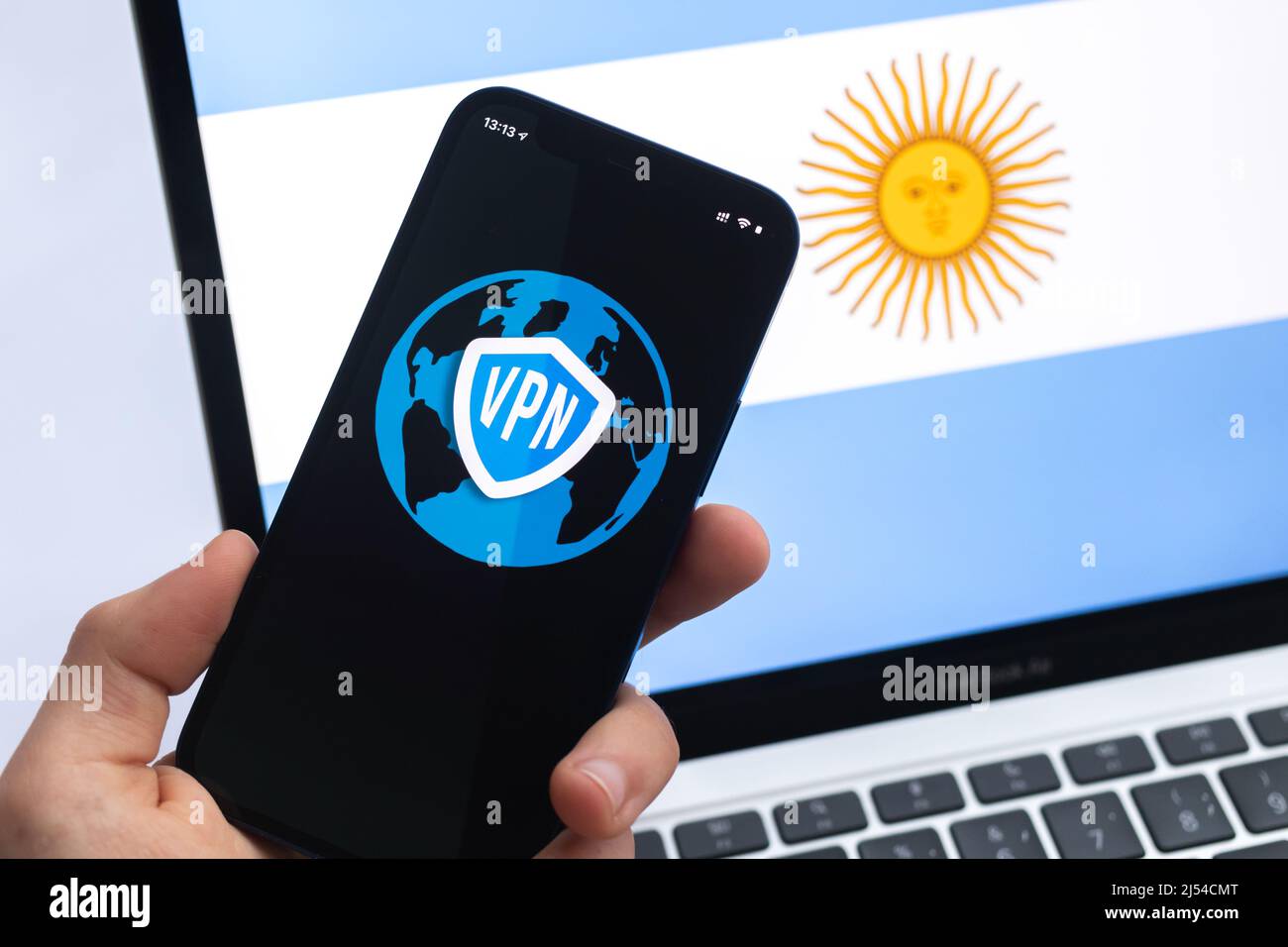 VPN en Argentine. Concept Internet sécurisé et sûr. Confidentialité. Main avec le téléphone mobile et l'application VPN. Drapeau et ordinateur portable sur la photo d'arrière-plan Banque D'Images