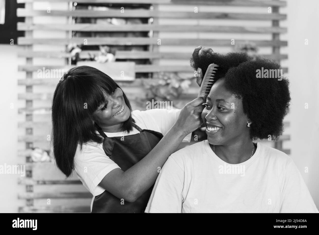 femme africaine ayant ses cheveux fait dans un salon Banque D'Images