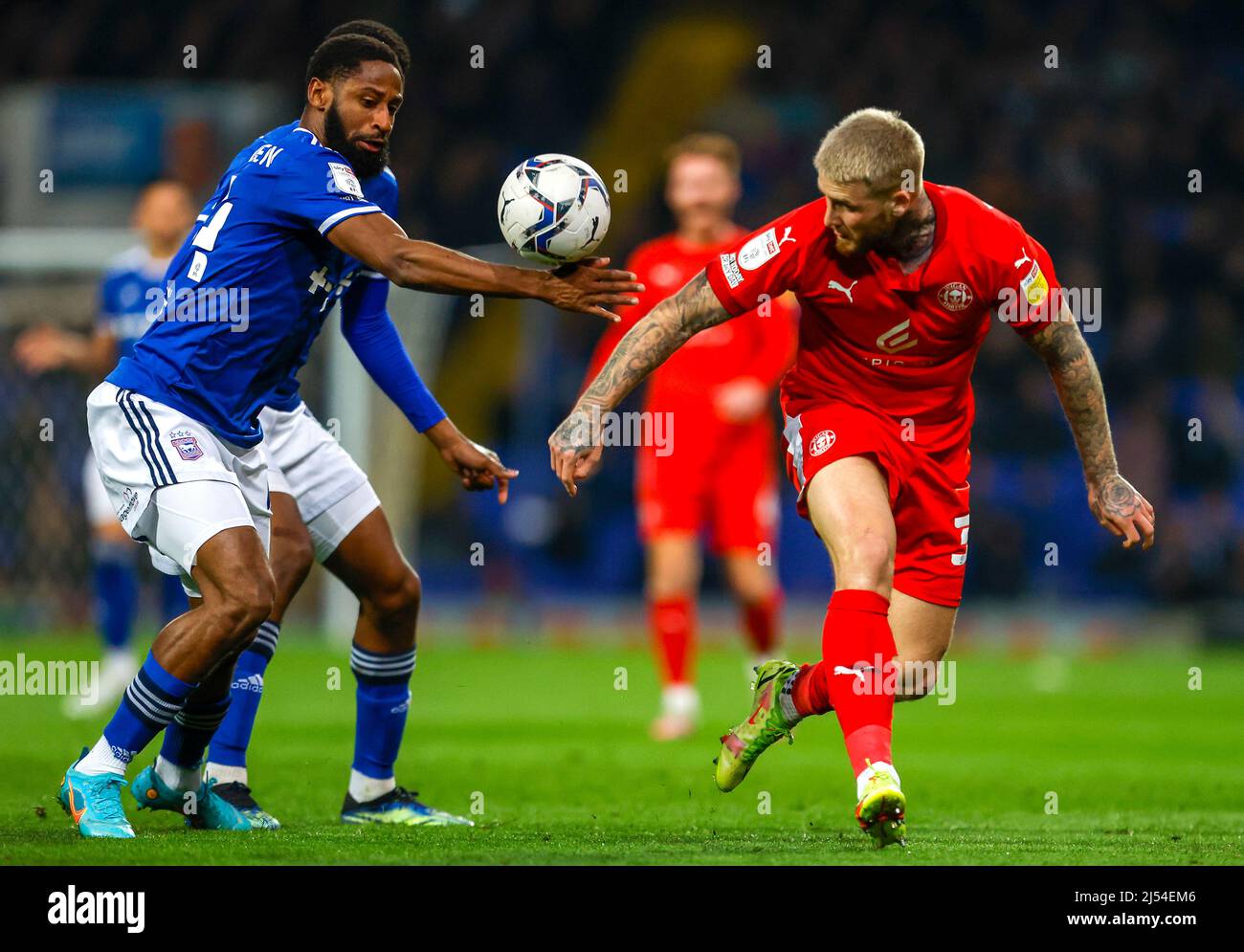 Stephen Humphrys de Wigan Athletic et Tireeq Bakinson d'Ipswich Town en action pendant le match de la Sky Bet League One à Portman Road, à Ipswich. Date de la photo: Mardi 19 avril 2022. Banque D'Images