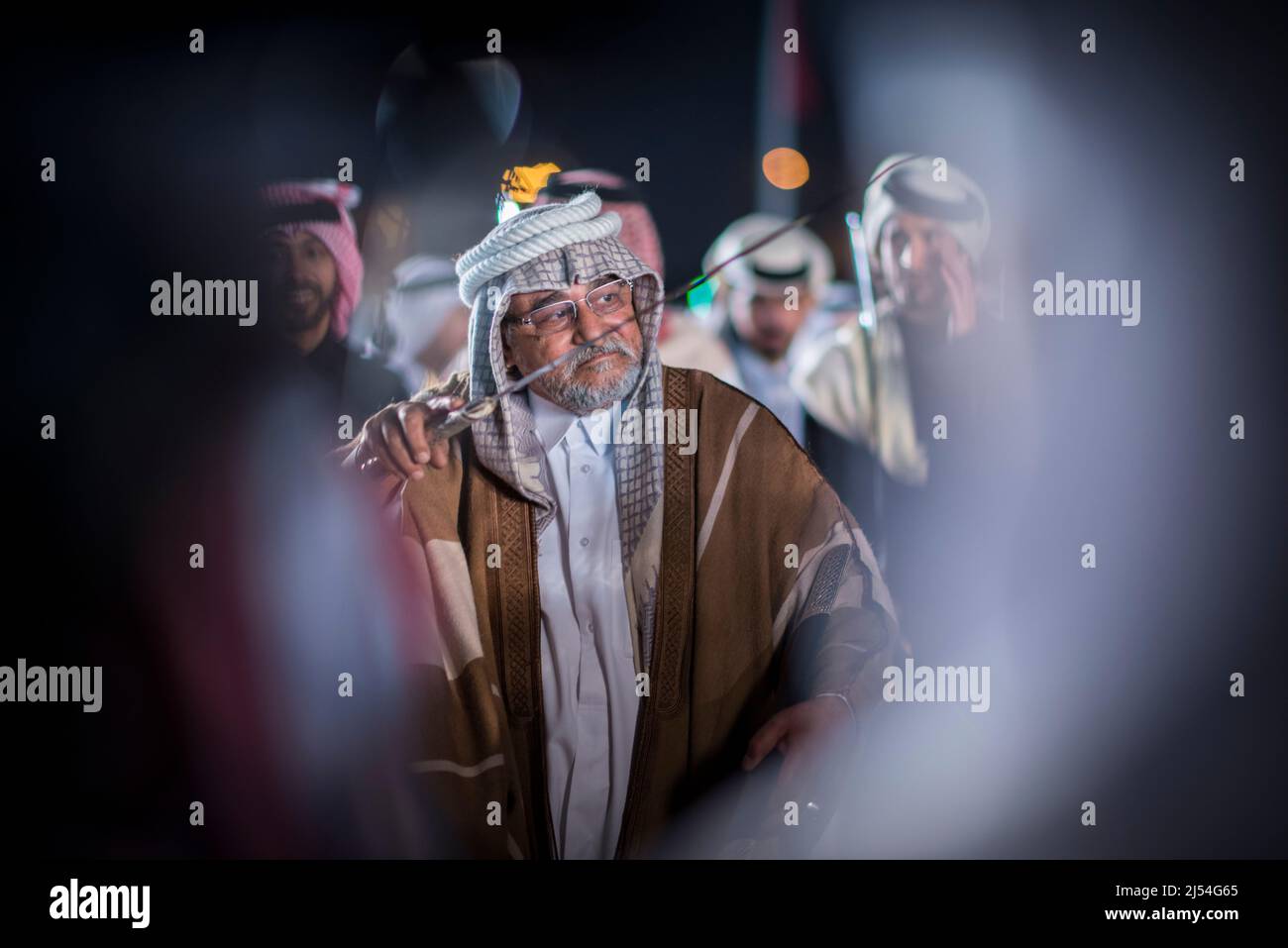 Doha, Qatar - décembre 18,2017. Danse d'épée bédouine traditionnelle pour célébrer la journée nationale du Qatar. Banque D'Images