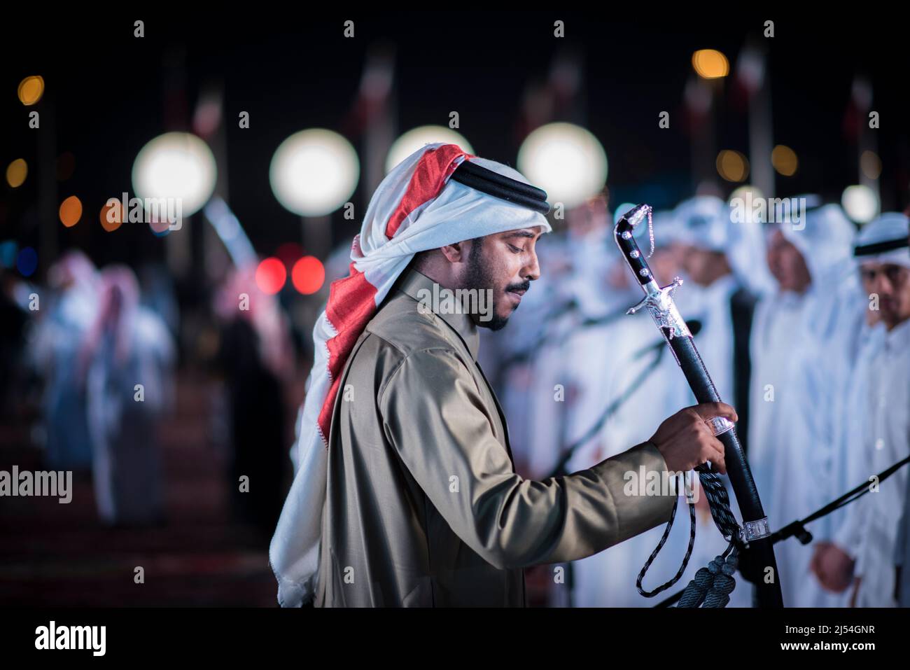 Doha, Qatar - décembre 18,2017. Danse d'épée bédouine traditionnelle pour célébrer la journée nationale du Qatar. Banque D'Images