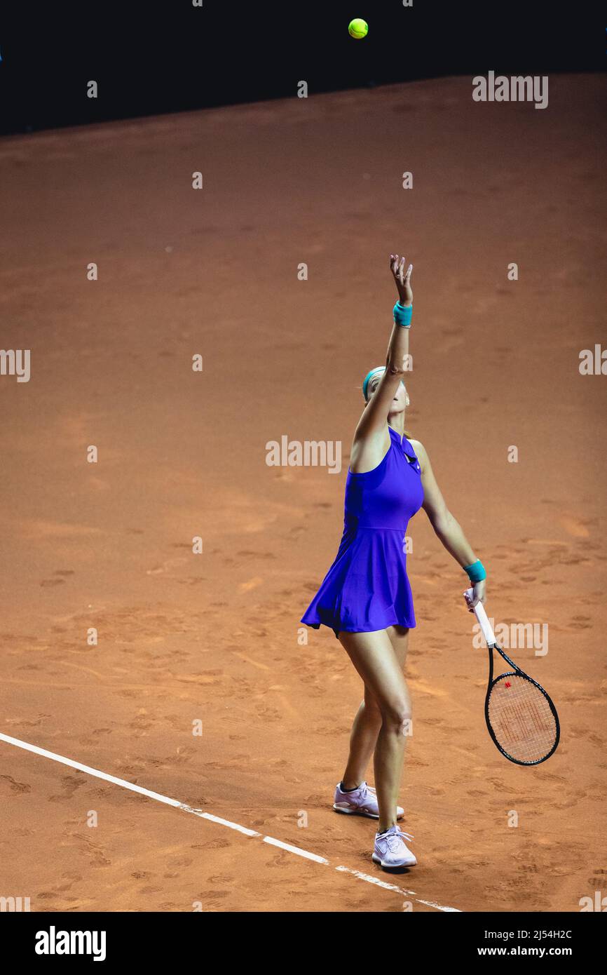 Stuttgart, Allemagne. 20th avril 2022. Petra Kvitova, de la République tchèque, sert le ballon lors de son match de 1st Round Singles du Grand Prix de tennis Porsche 2022 contre Karolina Pliskova, de la République tchèque, à la Porsche Arena de Stuttgart, Allemagne Dan O' Connor/SPP Credit: SPP Sport Press photo. /Alamy Live News Banque D'Images