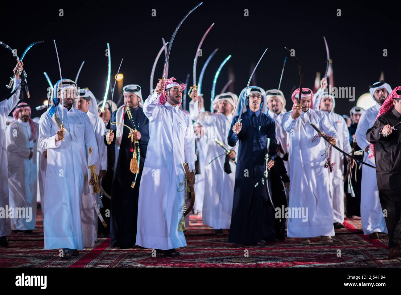 Doha, Qatar - décembre 18,2017. Danse d'épée bédouine traditionnelle pour célébrer la journée nationale du Qatar. Banque D'Images