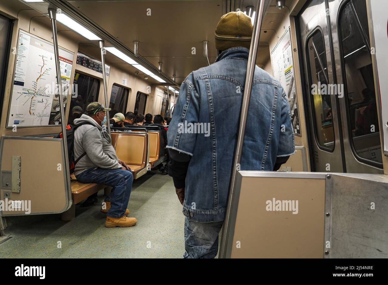 Atlanta, États-Unis. 19th avril 2022. Les gens utilisent la MARTA (Metropolitan Atlanta Rapid Transit Authority) à Atlanta. Crédit : SOPA Images Limited/Alamy Live News Banque D'Images