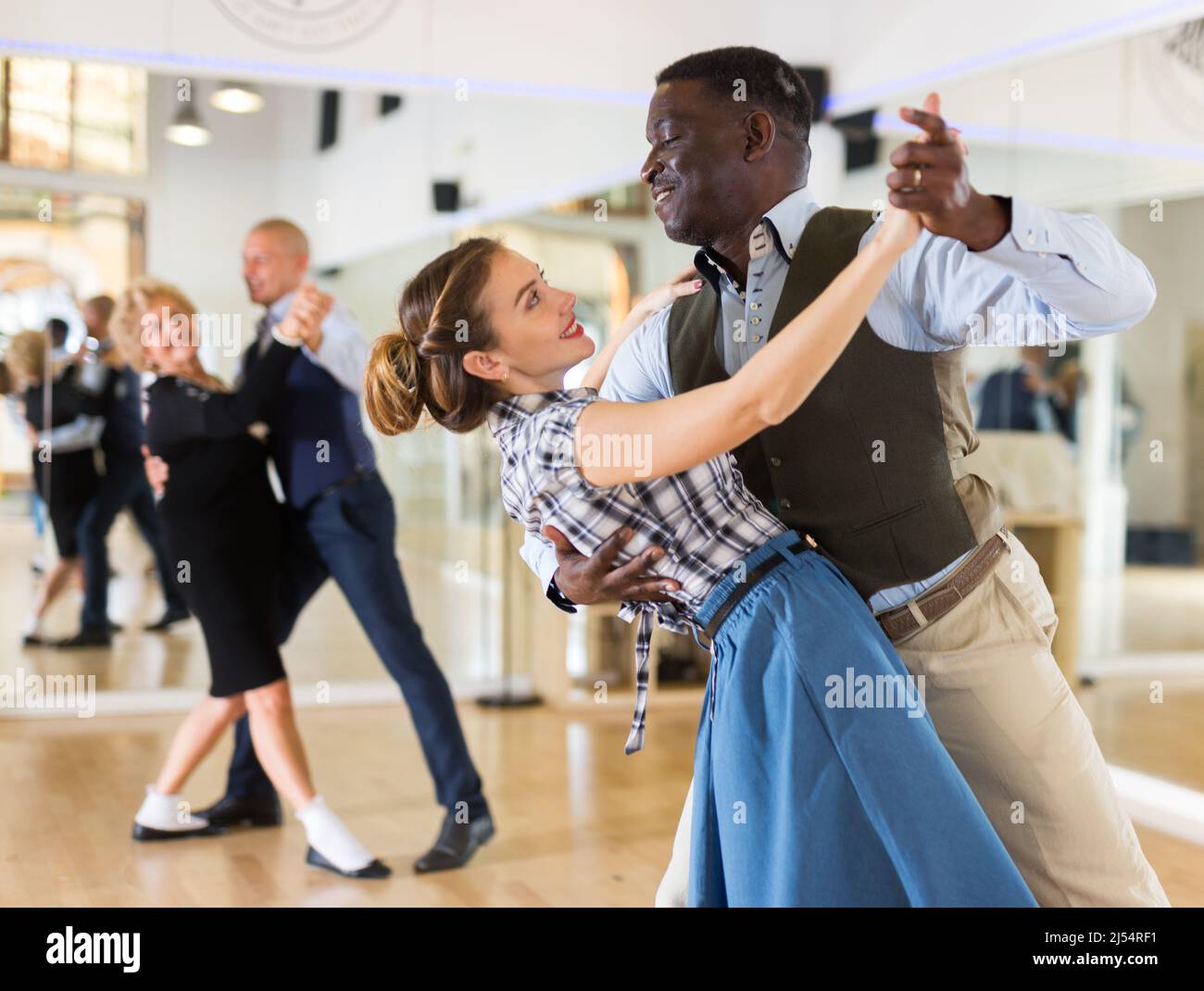 Femme avec homme américain pratiquant la danse de salle de bal Banque D'Images