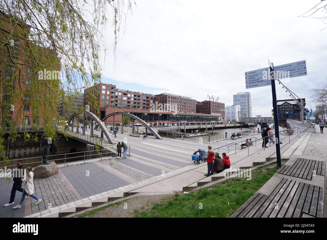 Hambourg, Allemagne. 20th avril 2022. Les gens qui apprécient le temps ensoleillé du printemps sur les terrasses de Marco Polo à Hafencity. Credit: Marcus Brandt/dpa/Alay Live News Banque D'Images