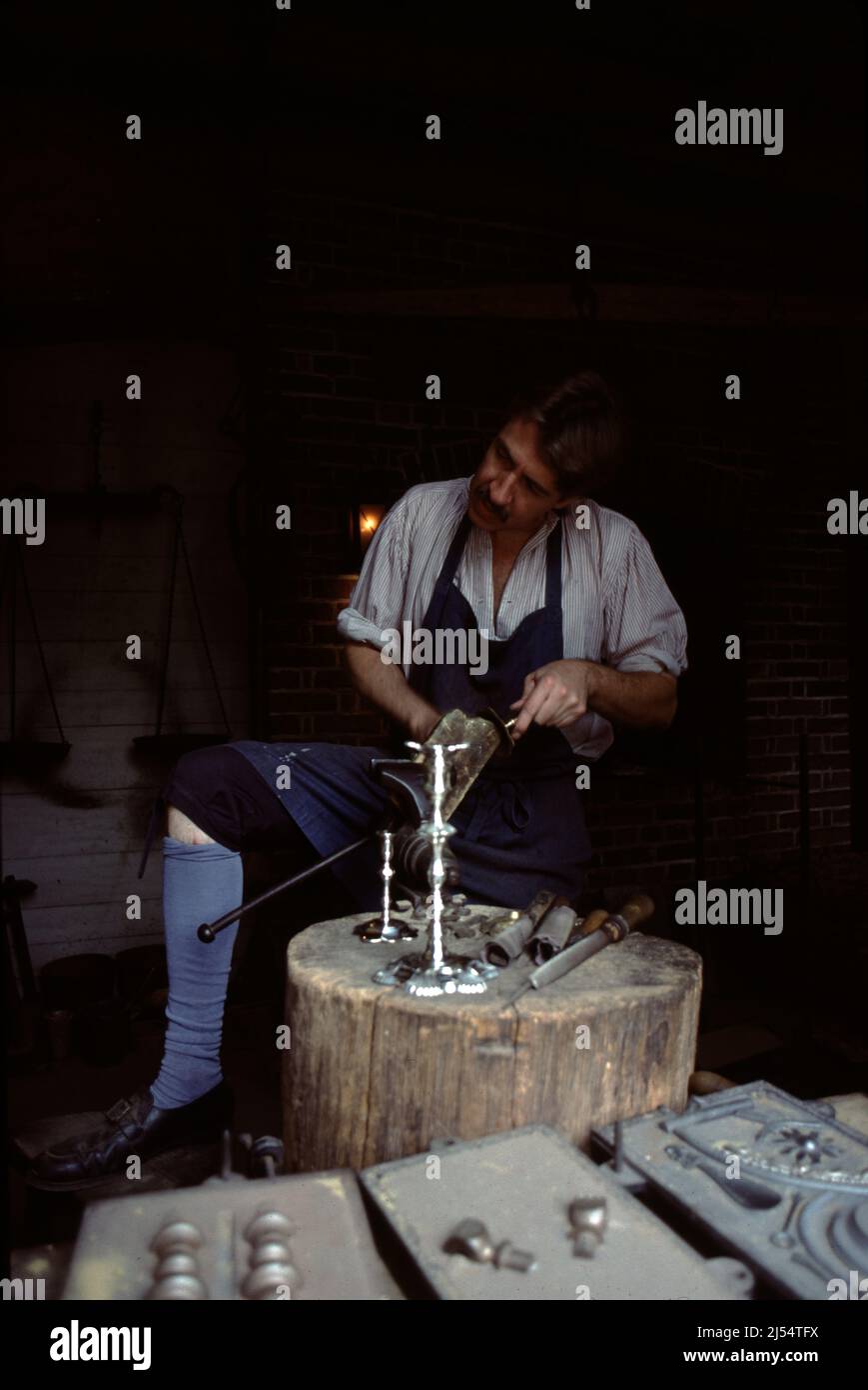 Williamsburg, Virginie. ÉTATS-UNIS 9/1987. Maître argentée de Colonial Williamsburg. Service d'argent fait à la main, emblèmes, boucles, et service de table. Banque D'Images