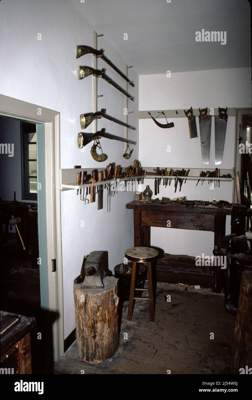 Williamsburg, Virginie. ÉTATS-UNIS 9/1987. Maître-gunsmith pour fusils, pistolets et fusils de chasse coloniaux du 18th siècle. À l'aide d'outils de gunsmiting de 18th siècles, faites fabriquer chaque arme à feu de bois à serrure. Banque D'Images