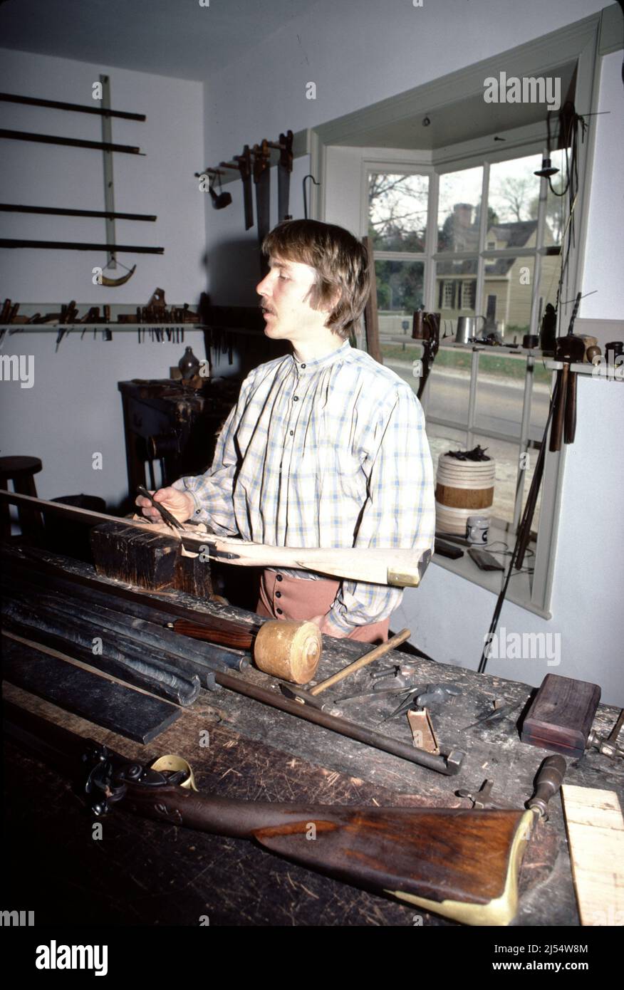 Williamsburg, Virginie. ÉTATS-UNIS 9/1987. Maître-gunsmith pour fusils, pistolets et fusils de chasse coloniaux du 18th siècle. À l'aide d'outils de gunsmiting de 18th siècles, faites fabriquer chaque arme à feu de bois à serrure. Banque D'Images