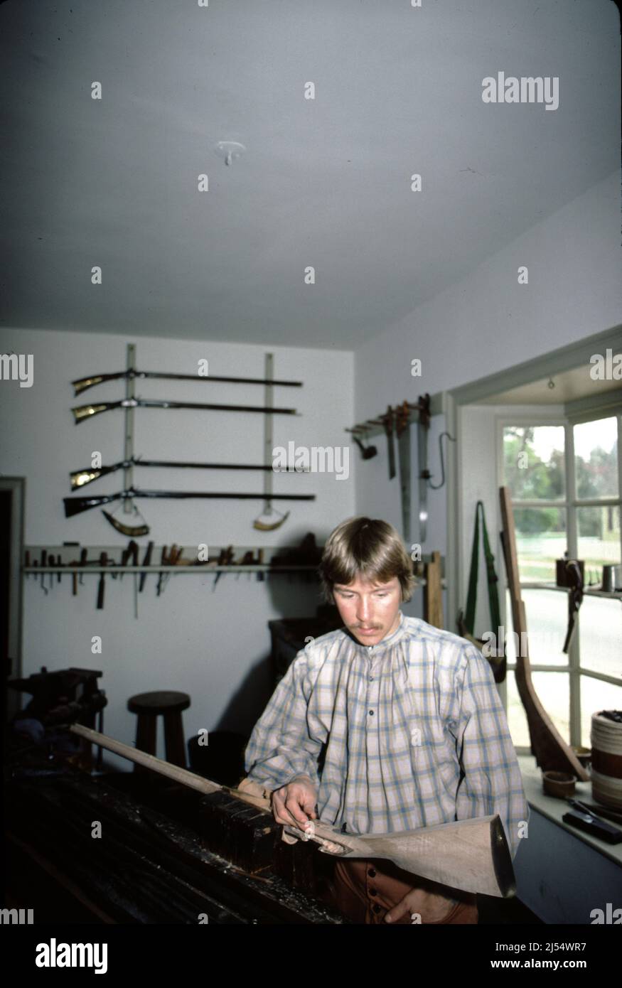 Williamsburg, Virginie. ÉTATS-UNIS 9/1987. Maître-gunsmith pour fusils, pistolets et fusils de chasse coloniaux du 18th siècle. À l'aide d'outils de gunsmiting de 18th siècles, faites fabriquer chaque arme à feu de bois à serrure. Banque D'Images