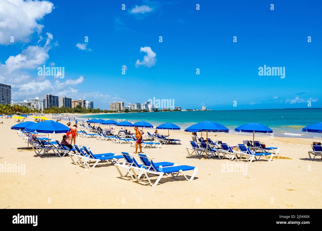 Isla Verde Beach sur l'océan Atlantique dans la zone métropolitaine de San Juan en Caroline Puerto Rico, Banque D'Images