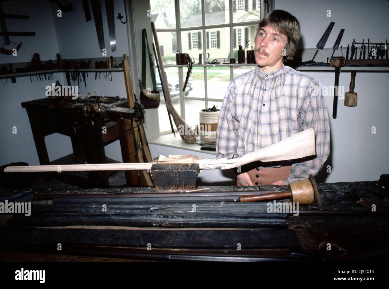 Williamsburg, Virginie. ÉTATS-UNIS 9/1987. Maître-gunsmith pour fusils, pistolets et fusils de chasse coloniaux du 18th siècle. À l'aide d'outils de gunsmiting de 18th siècles, faites fabriquer chaque arme à feu de bois à serrure. Banque D'Images