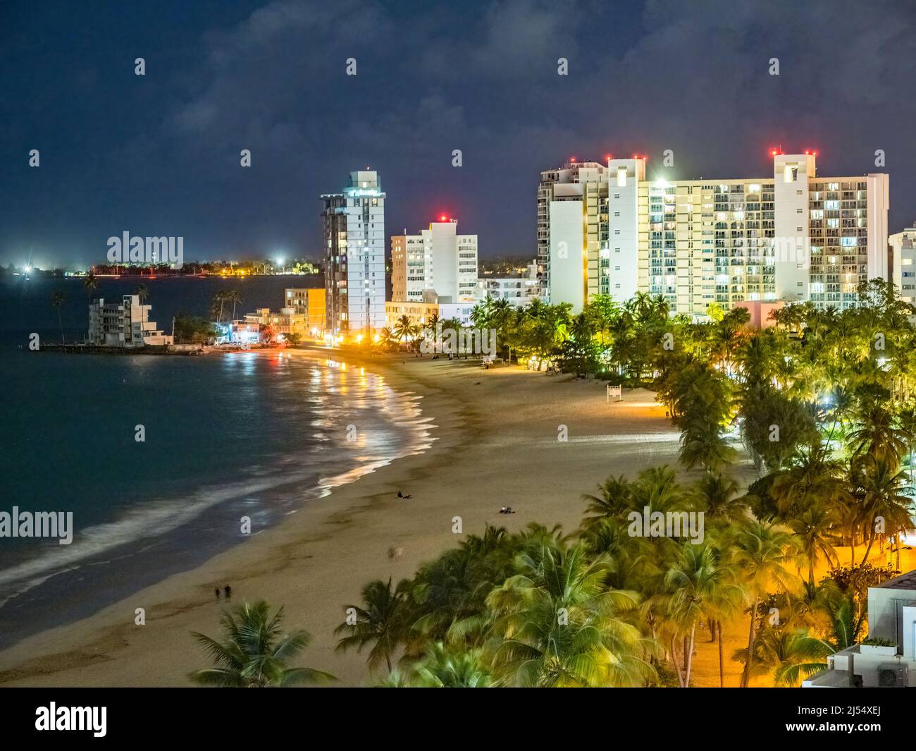 Nuit sur la plage d'Isla Verde sur l'océan Atlantique dans la zone métropolitaine de San Juan en Caroline Puerto Rico, Banque D'Images
