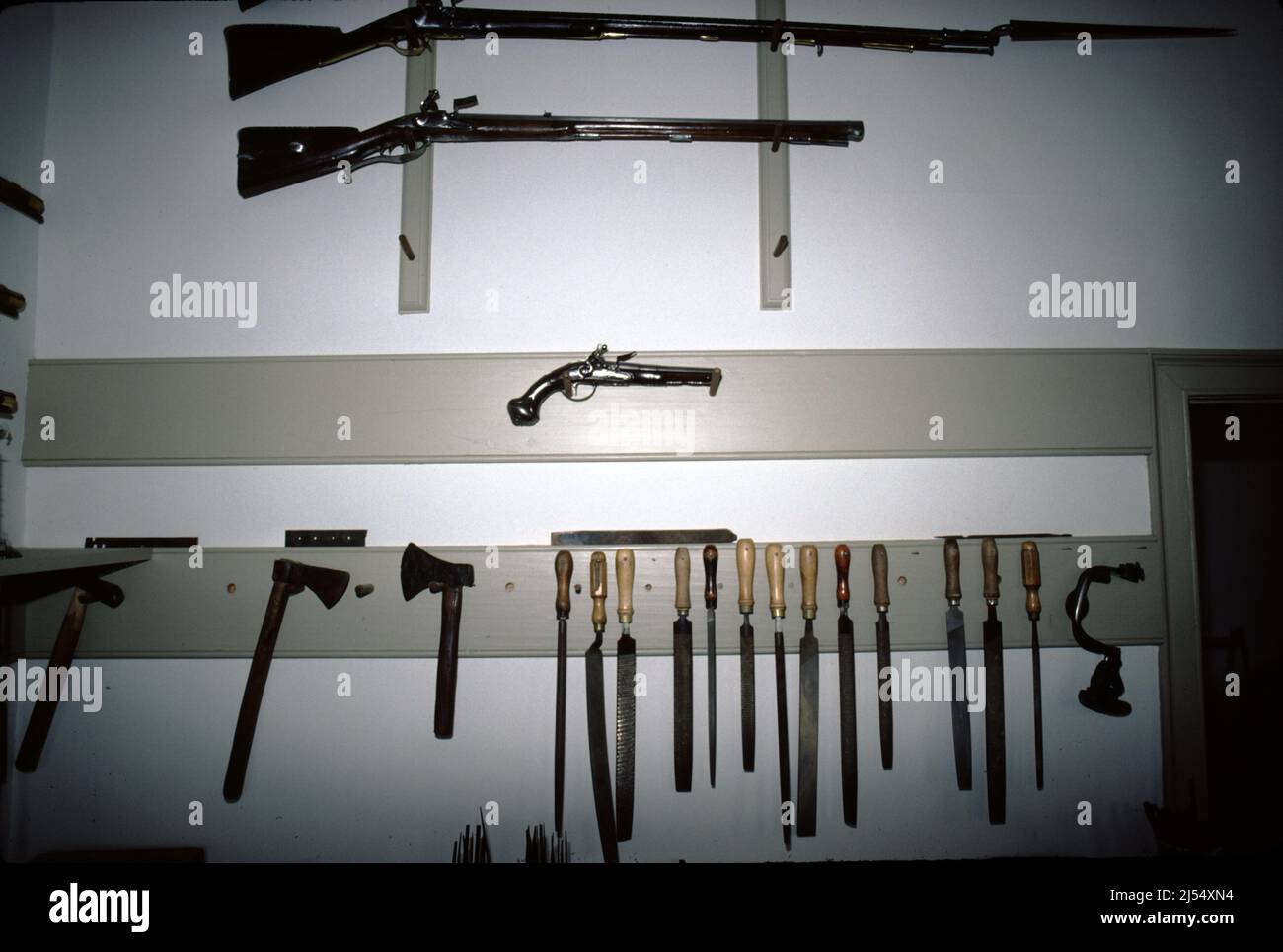 Williamsburg, Virginie. ÉTATS-UNIS 9/1987. Maître-gunsmith pour fusils, pistolets et fusils de chasse coloniaux du 18th siècle. À l'aide d'outils de gunsmiting de 18th siècles, faites fabriquer chaque arme à feu de bois à serrure. Banque D'Images