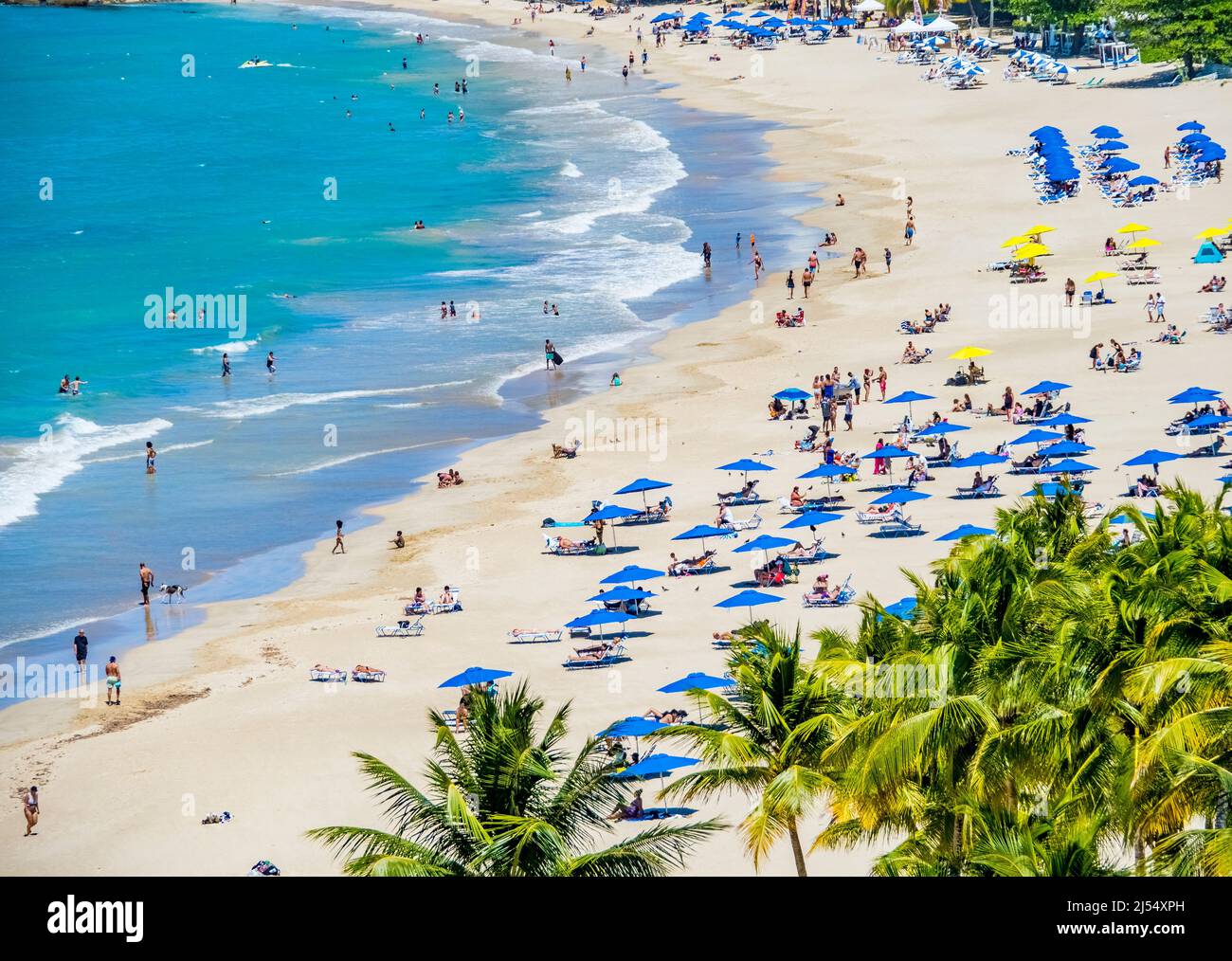 Isla Verde Beach sur l'océan Atlantique dans la zone métropolitaine de San Juan en Caroline Puerto Rico, Banque D'Images
