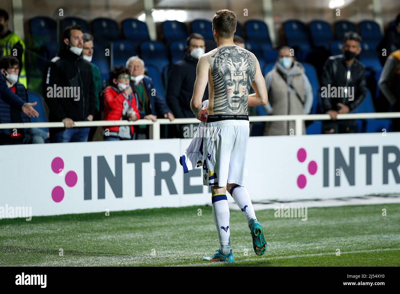 Bergame, Italie. 18th avril 2022. Italie, Bergame, Apr 19 2022: Ivan Ilic (milieu de terrain de Vérone) grand tatouage sur son dos pendant le match de football ATALANTA vs HELLAS VERONA, Serie A 2021-2022 day33 Gewiss Stadium (photo de Fabrizio Andrea Bertani/Pacific Press/Sipa USA) Credit: SIPA USA/Alay Live News Banque D'Images