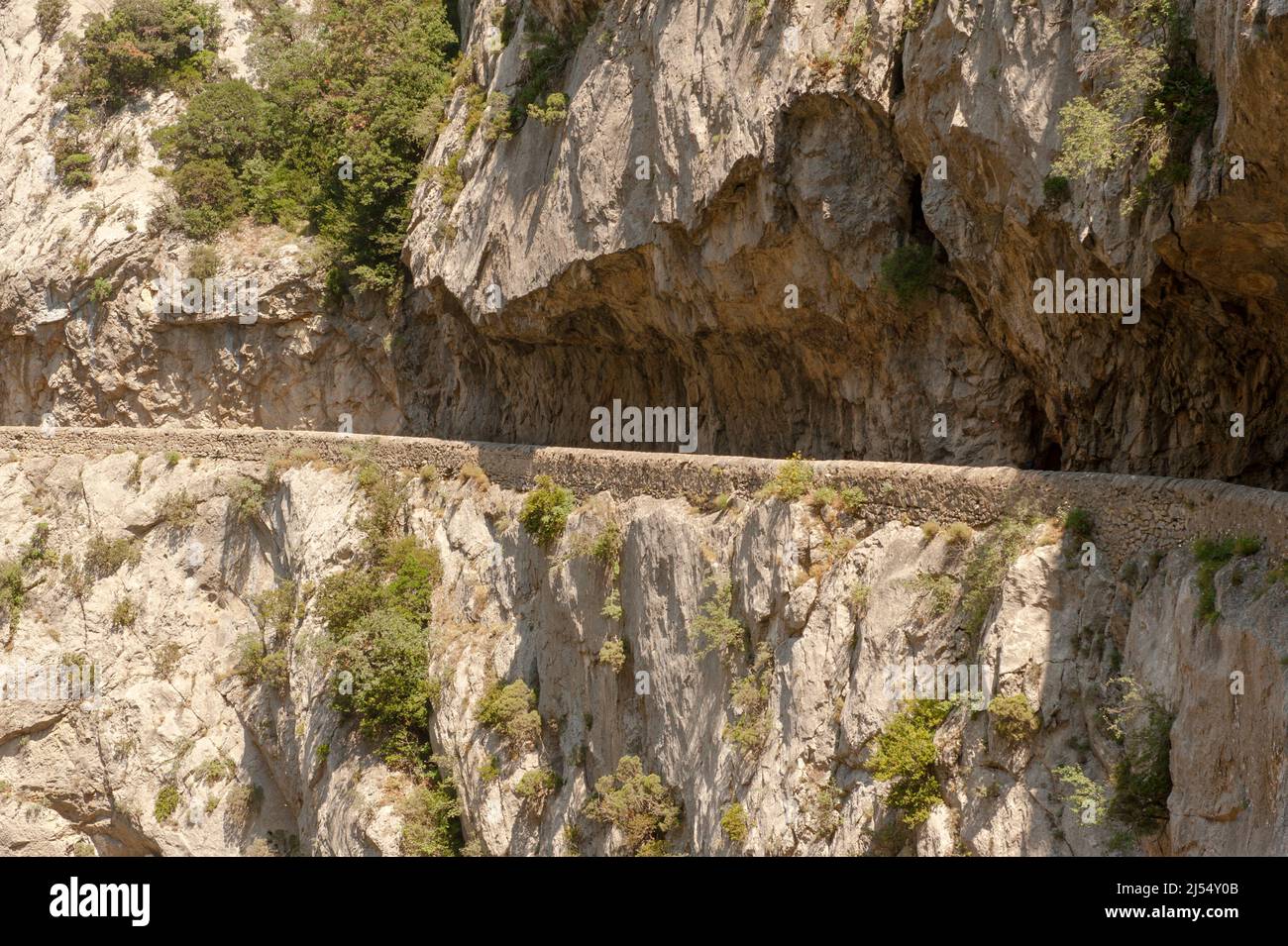 La route sculptée dans le rocher des Gorges de Galamus, France Banque D'Images