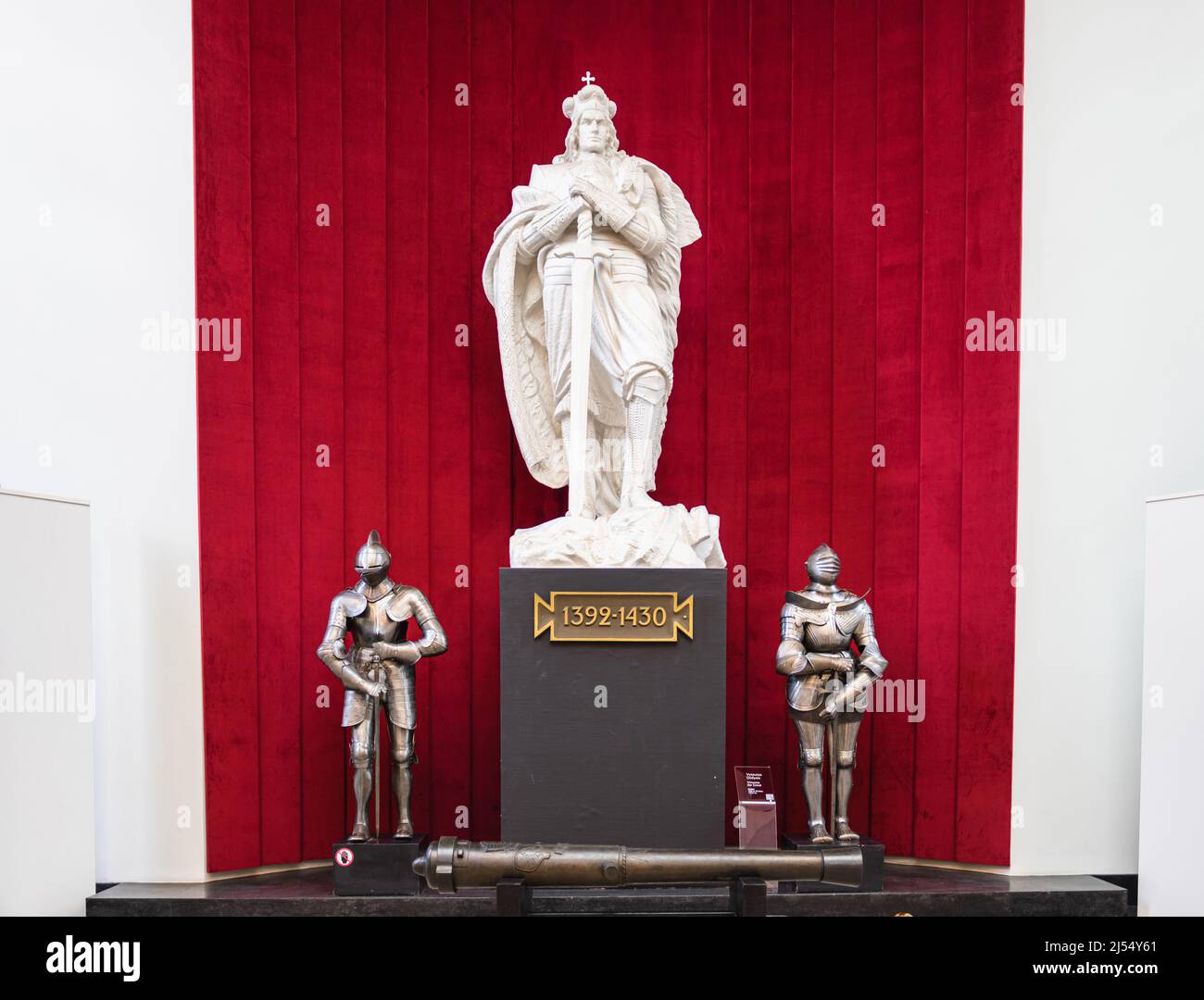Statue de Vytautas et armure de chevalier médiévale dans le Musée de la