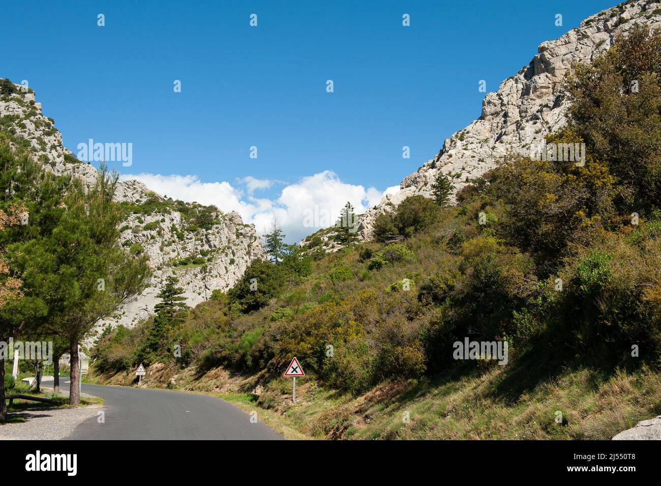Route de campagne allant de Saint-Paul-de-Fenouillet à Ansignan dans les Fenouillèdes, France Banque D'Images