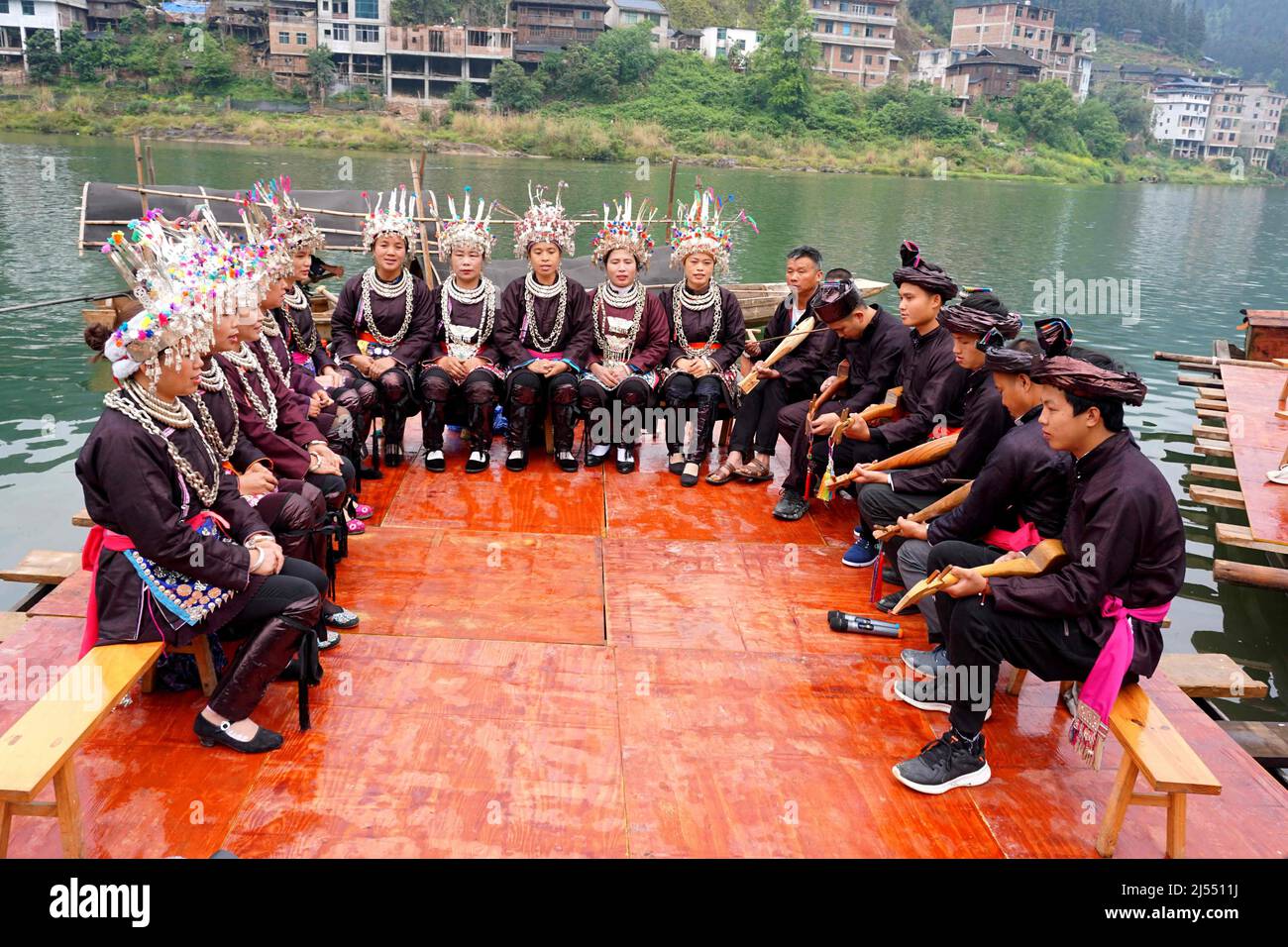 CONGJIANG, CHINE - le 20 AVRIL 2022 - des villageois chantent lors d'un événement dans le comté de Congjiang, dans la province de Guizhou, dans le sud-ouest de la Chine, le 20 avril 2022. Banque D'Images