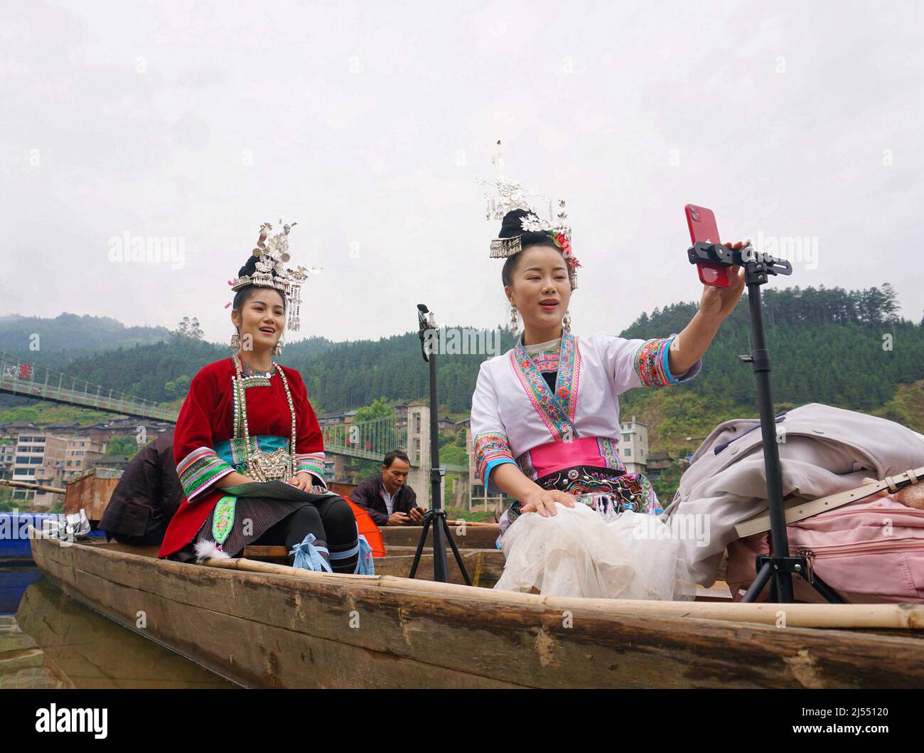 CONGJIANG, CHINE - le 20 AVRIL 2022 - des villageois chantent lors d'un événement dans le comté de Congjiang, dans la province de Guizhou, dans le sud-ouest de la Chine, le 20 avril 2022. Banque D'Images