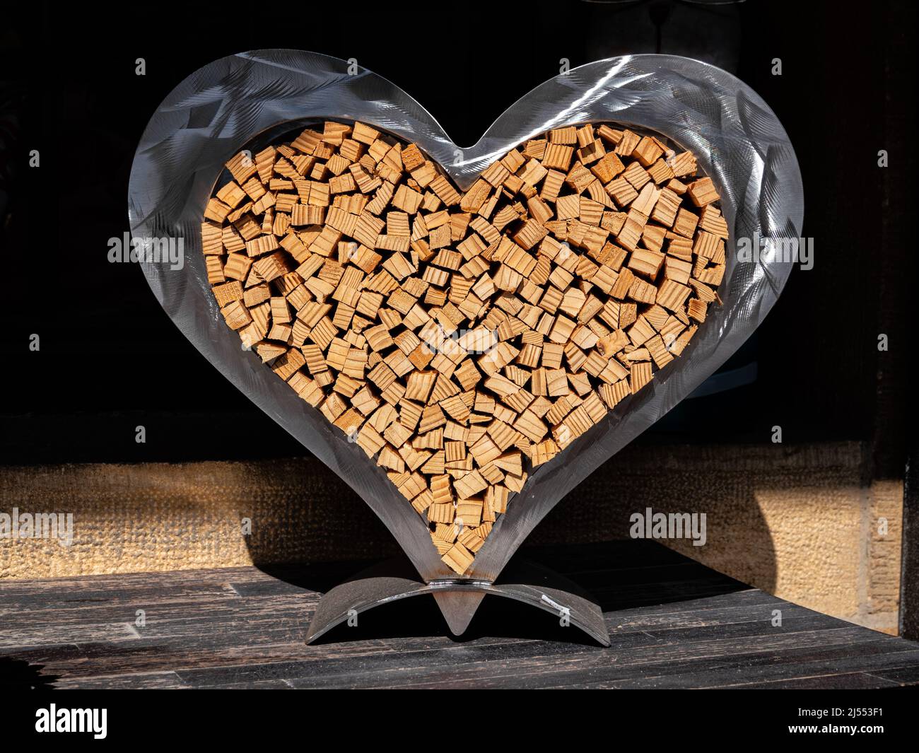 Murten, Suisse - 24 mars 2022 : une présentation artistique en bois dans un cadre qui a l'image d'un coeur Banque D'Images
