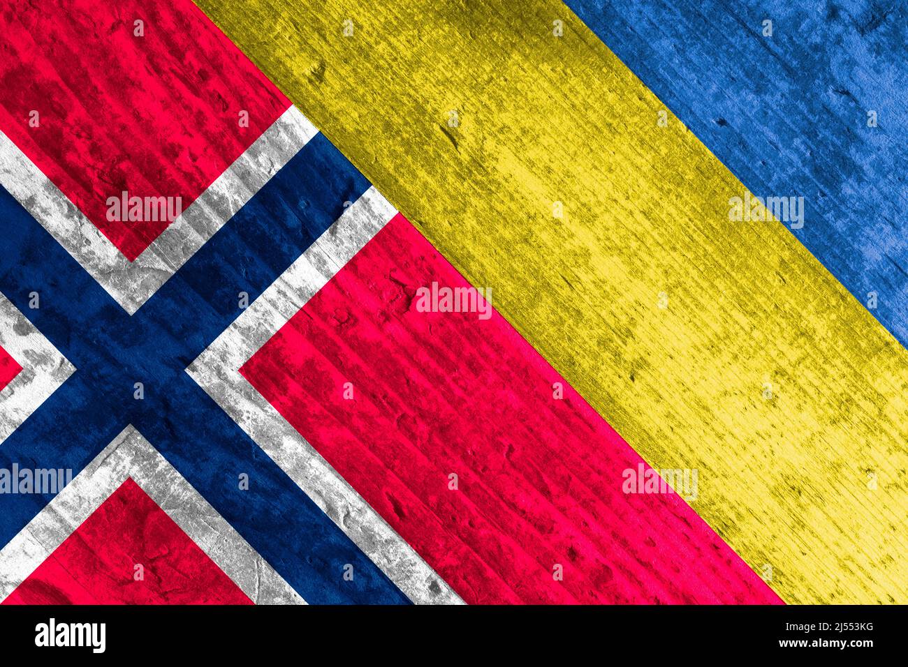 Drapeaux de l'Ukraine et de la Norvège sur une surface en bois. Banque D'Images