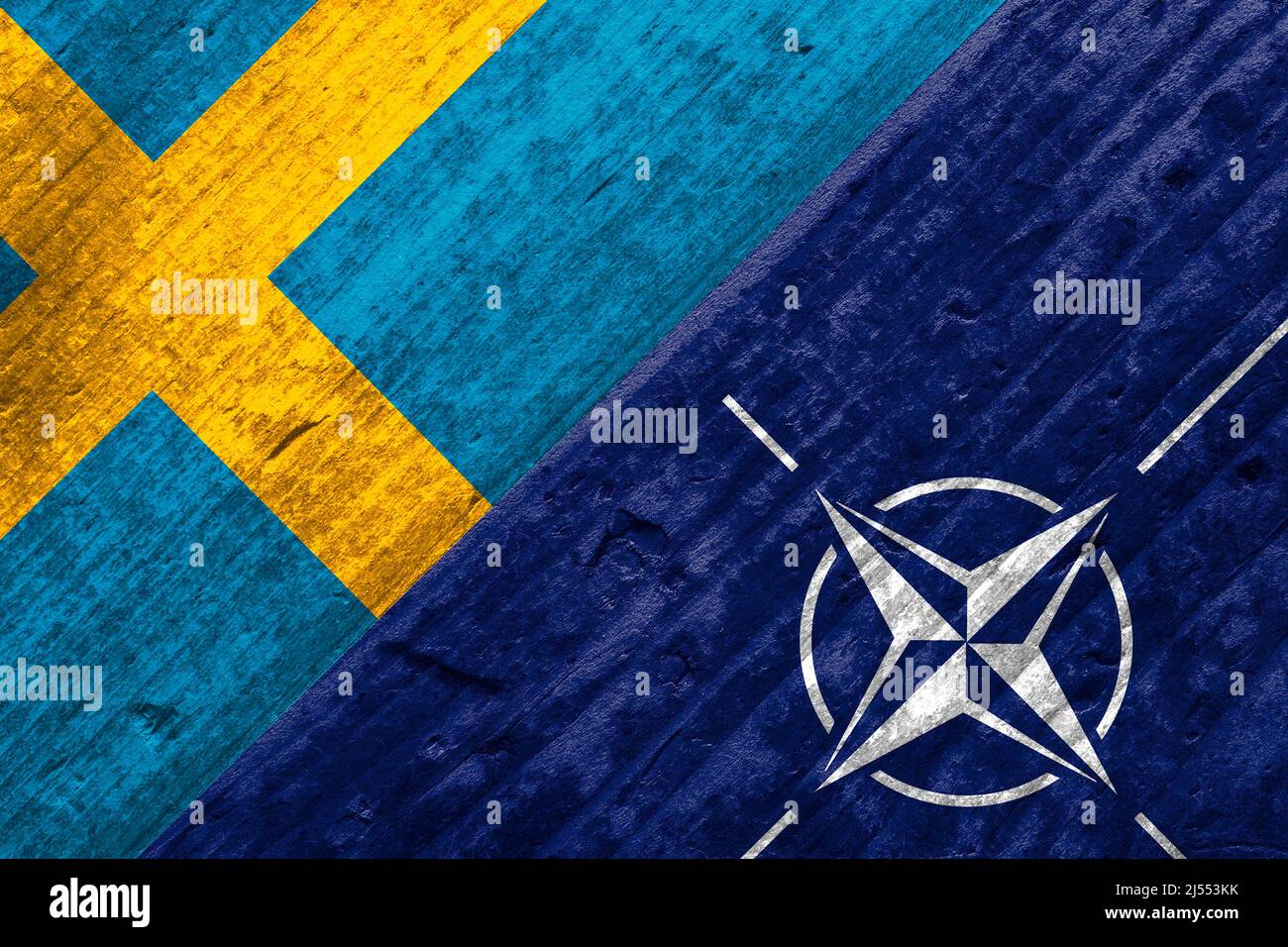 KIEV, UKRAINE - 20 avril 2022. Drapeaux de la Suède et de l'OTAN. Banque D'Images