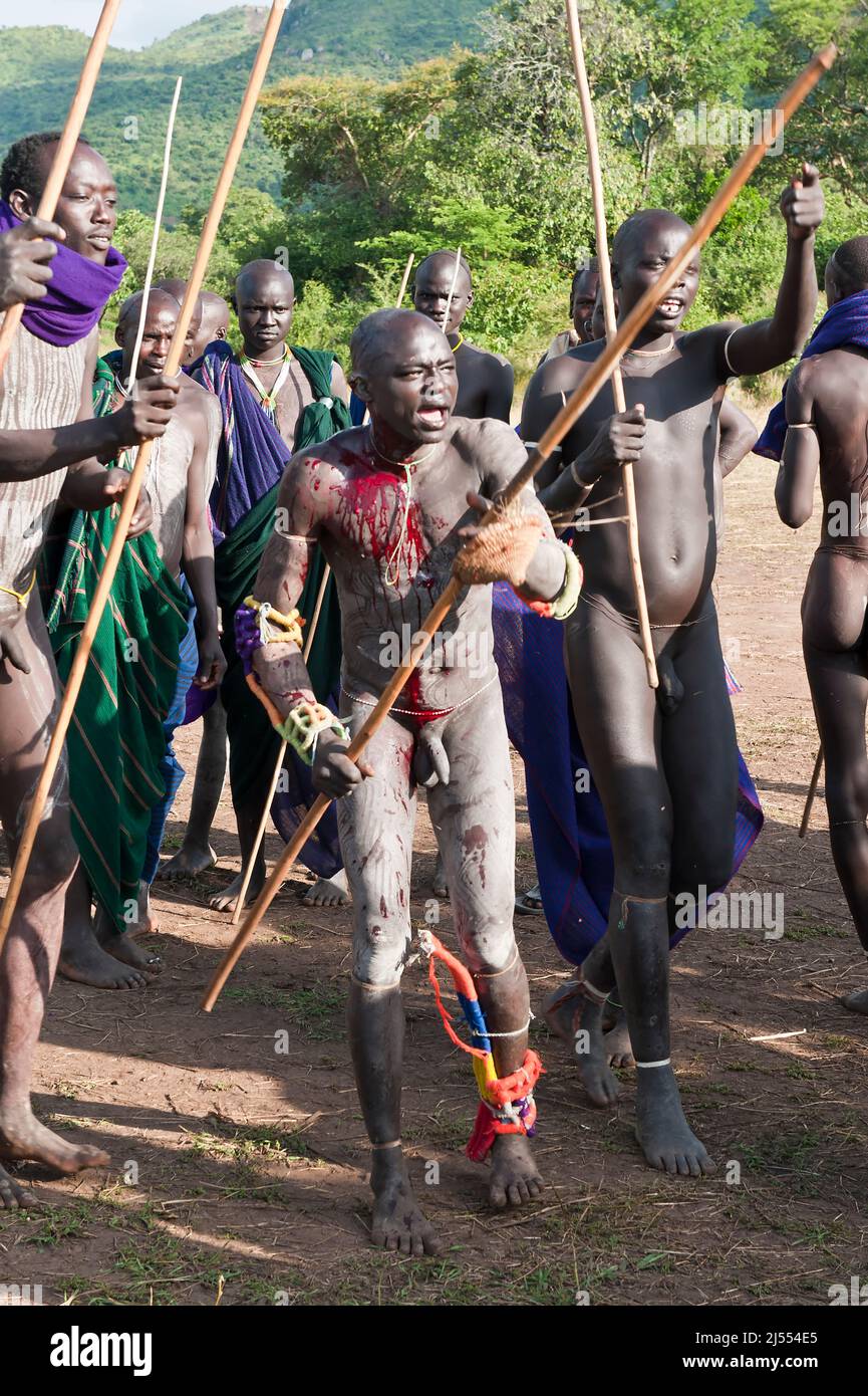 Donga stick fighters, tribu Surma, Tulgit, rivière Omo vallée, Ethiopie Banque D'Images