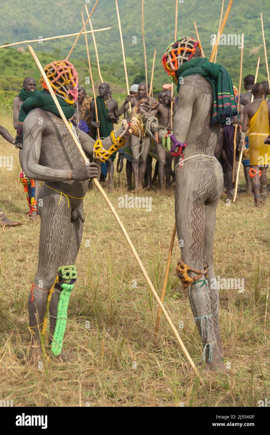 Donga stick fighters, tribu Surma, Tulgit, rivière Omo vallée, Ethiopie