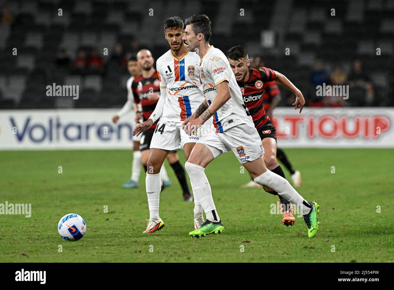 20th avril 2022 : Stade CommBank, Sydney, Australie; A-League football Western Sydney Wanderers versus Newcastle Jets; Jason Hoffman de Newcastle Jets cherche des options de passage à l'approche de Terry Antonis de Western Sydney Wanderers Banque D'Images