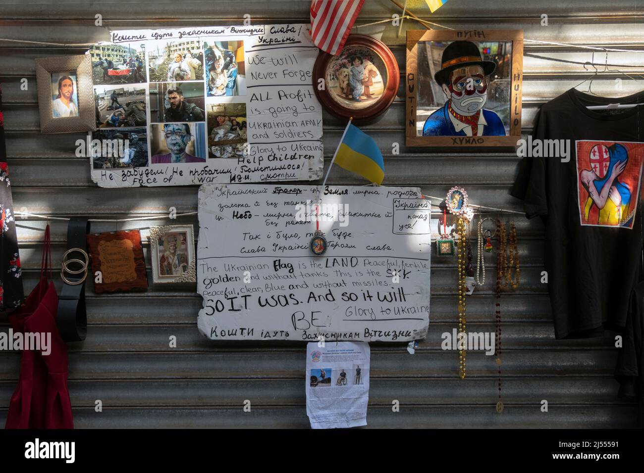 Panneaux et photos pour l'Ukraine, dans un marché aux puces en plein air sur Brighton Beach Avenue dans le quartier de Little Odessa, au sud de Brooklyn, YC> . Banque D'Images