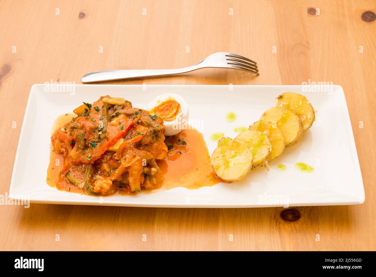 Cuisine espagnole typique, morue à la ratatouille et pommes de terre. Banque D'Images