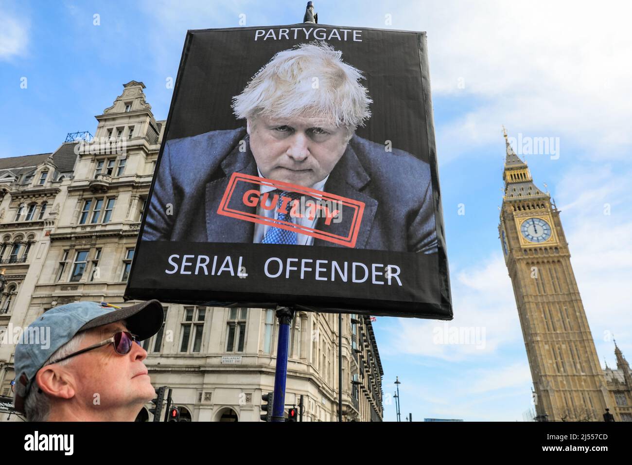 Londres, Royaume-Uni. 20th avril 2022. Les manifestants pro-européens de SODEM (Stand in Defiance European Movement) se rassemblent contre Boris Johnson et son gouvernement en dehors du Parlement et exigent sa démission. Credit: Imagetraceur/Alamy Live News Banque D'Images