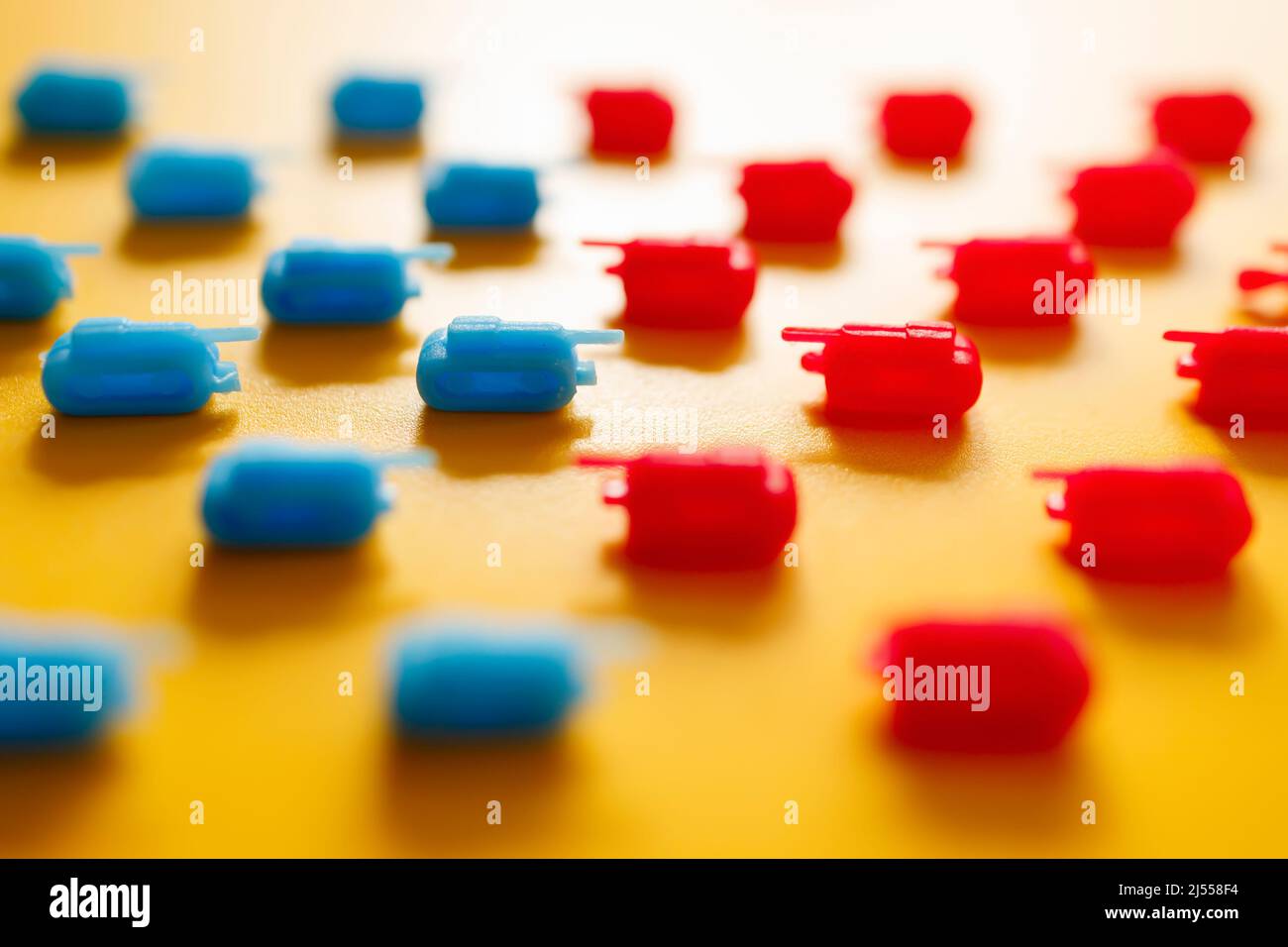 Tanks ukrainiens et russes dans un concept de guerre ukrainien duel-russe Banque D'Images