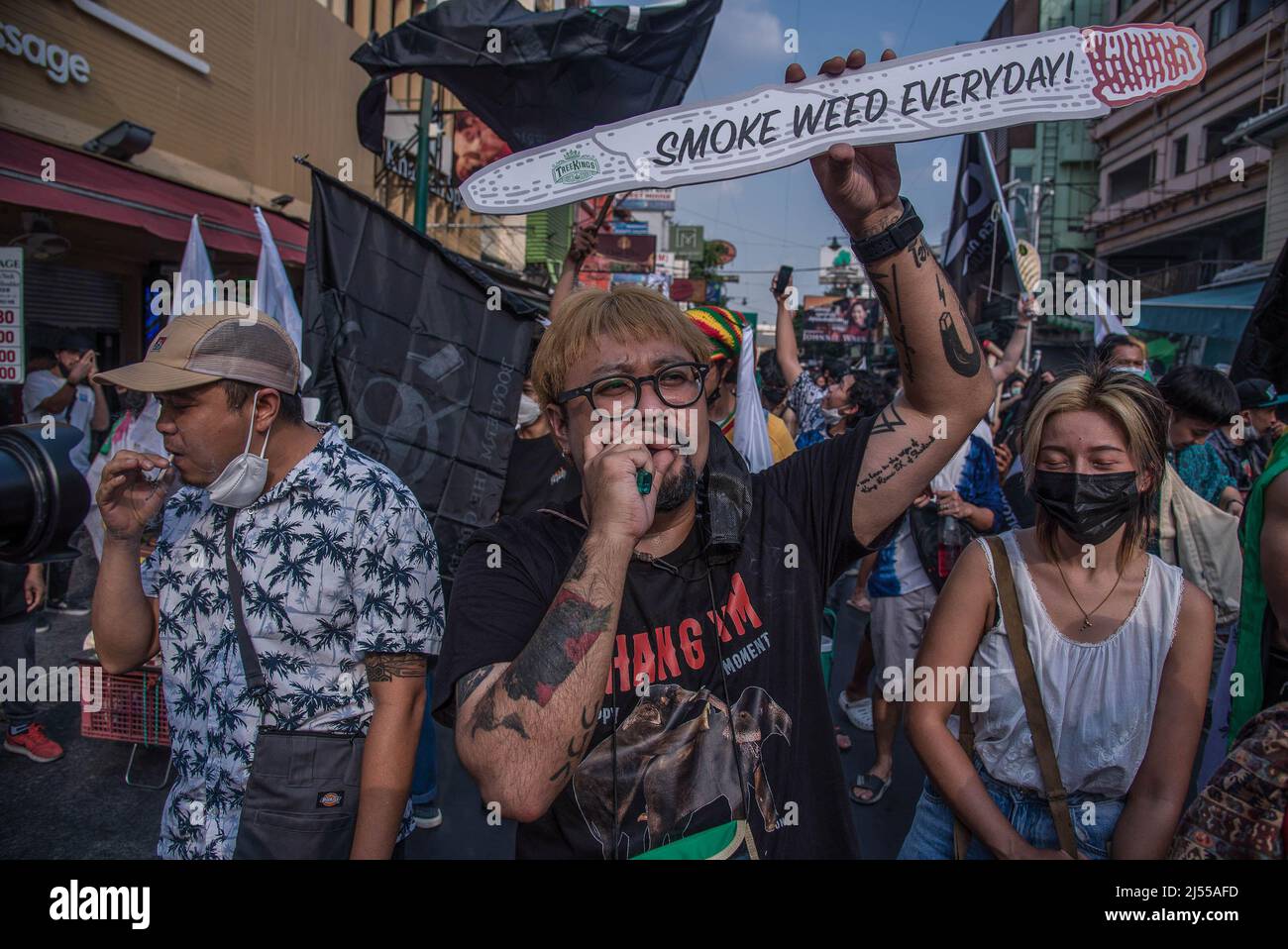 Des gens fument des joints pendant la démonstration sur la route de Khao San. Des militants thaïlandais ont défilé du Monument de la démocratie à Khaosan Road pour célébrer la Journée mondiale du cannabis et promouvoir l'usage récréatif de la marijuana en Thaïlande. Les autorités thaïlandaises ont un plan visant à retirer le cannabis et le chanvre de la liste des stupéfiants du pays, un mouvement historique qui a mis fin à des décennies d'interdiction, Permettre aux gens de cultiver l'usine pour la consommation personnelle qui a été utilisé dans la médecine traditionnelle et la cuisine à partir du 09 juin 2022 mais reste interdit pour usage récréatif. (Photo de Peerapon Boonyakiat/SOPA Images/Sipa USA) Banque D'Images