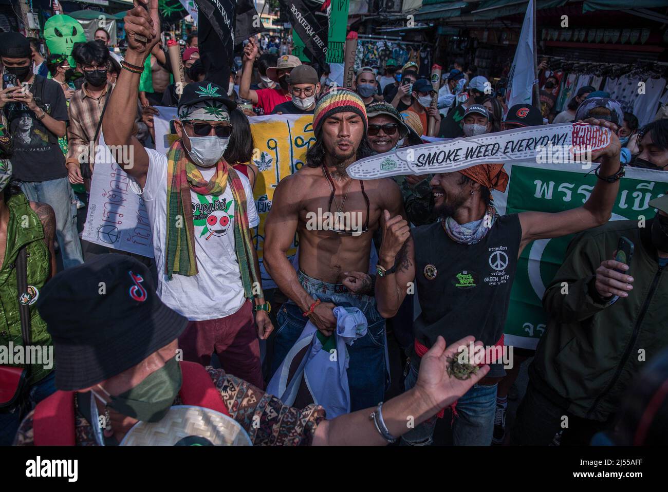 Les gens ont vu des gestes pendant la démonstration. Des militants thaïlandais ont défilé du Monument de la démocratie à Khaosan Road pour célébrer la Journée mondiale du cannabis et promouvoir l'usage récréatif de la marijuana en Thaïlande. Les autorités thaïlandaises ont un plan visant à retirer le cannabis et le chanvre de la liste des stupéfiants du pays, un mouvement historique qui a mis fin à des décennies d'interdiction, Permettre aux gens de cultiver l'usine pour la consommation personnelle qui a été utilisé dans la médecine traditionnelle et la cuisine à partir du 09 juin 2022 mais reste interdit pour usage récréatif. (Photo de Peerapon Boonyakiat/SOPA Images/Sipa USA) Banque D'Images