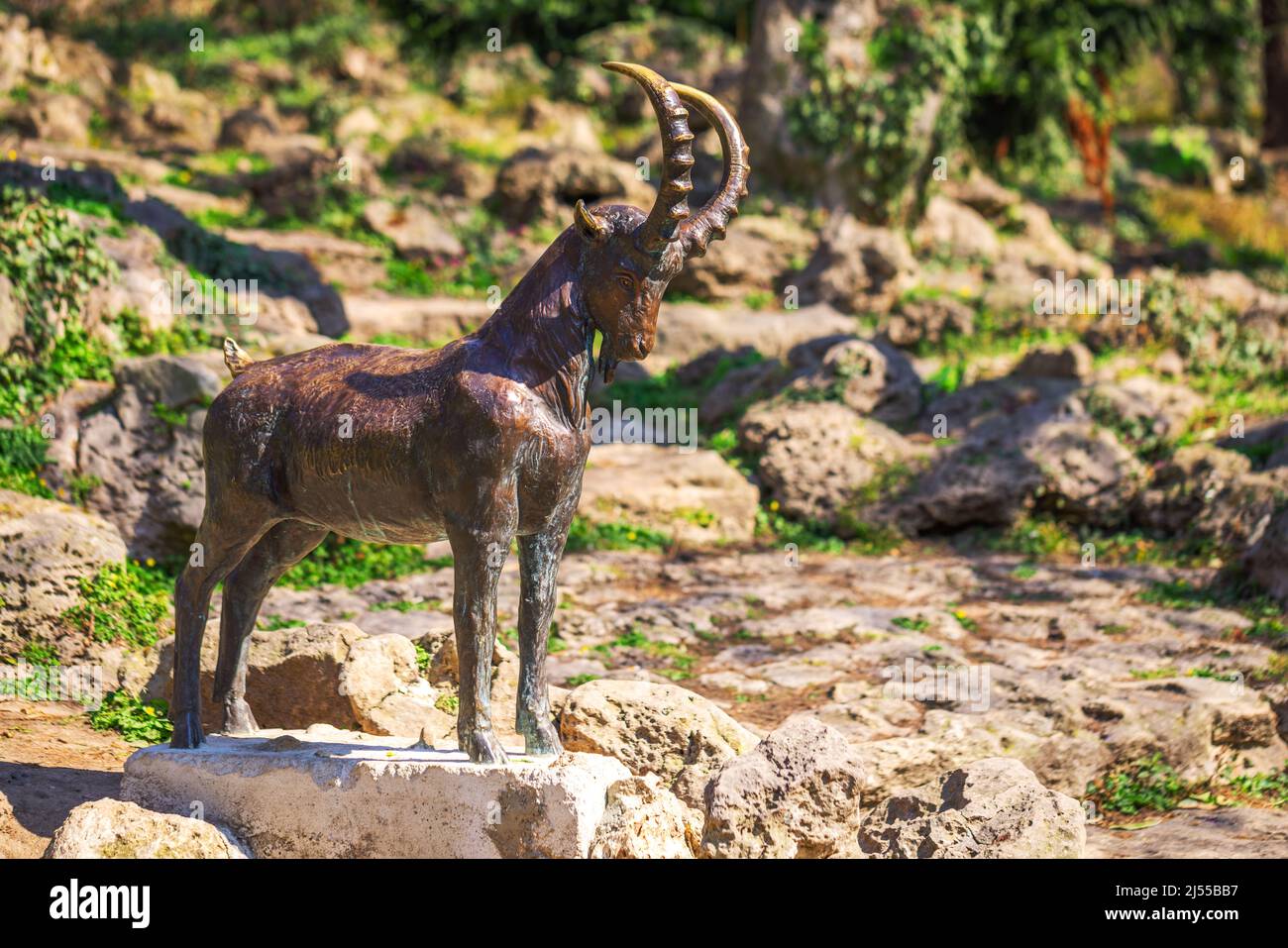 Sculpture en bronze d'une chèvre, monument d'un capricorne dans le