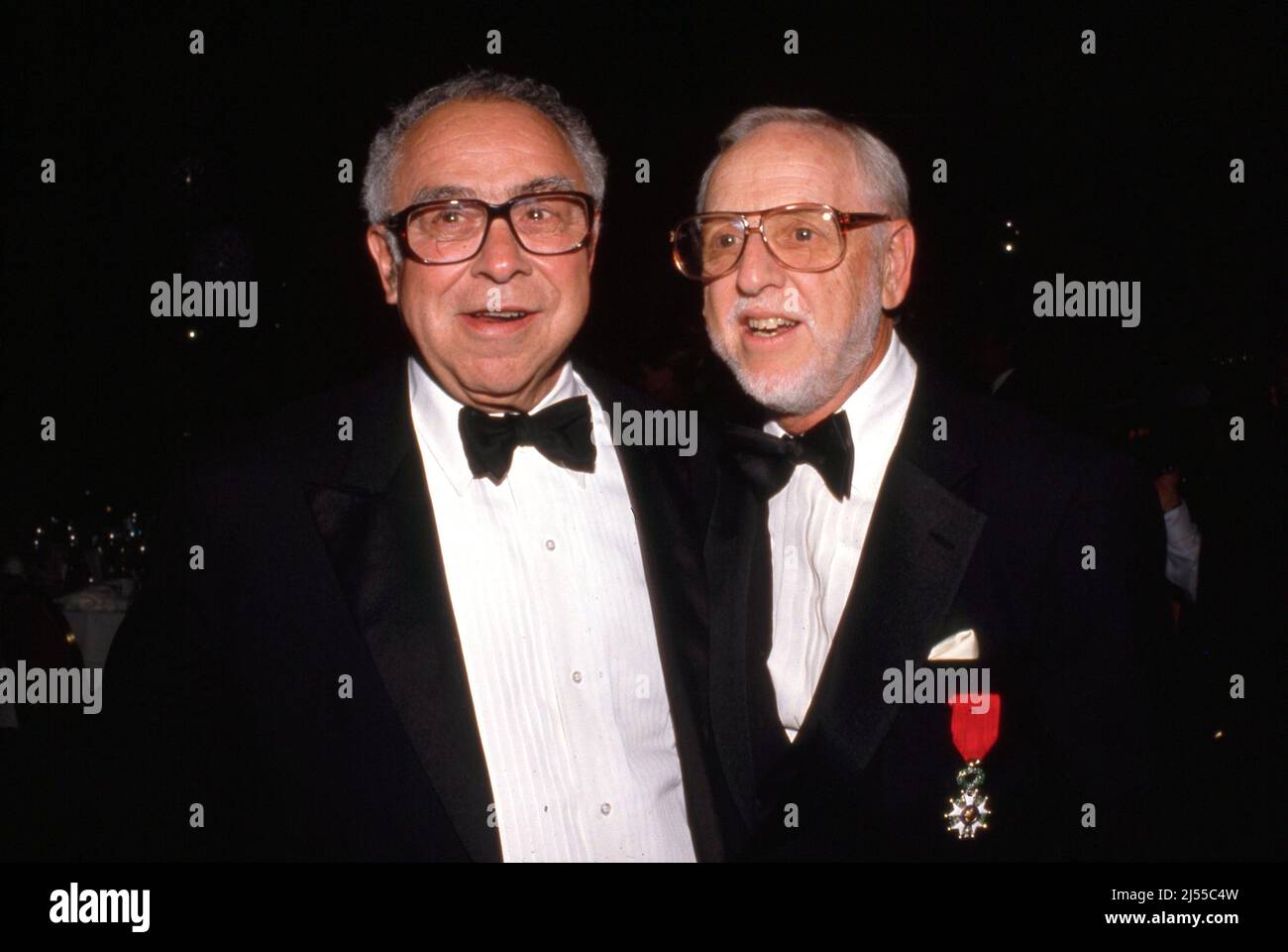 Art Buchwald et David Wolper au prix annuel 42nd de la Guilde des écrivains d'Amérique à l'hôtel Beverly Hilton de Beverly Hills, Californie 18 mars 1990 crédit: Ralph Dominguez/MediaPunch Banque D'Images