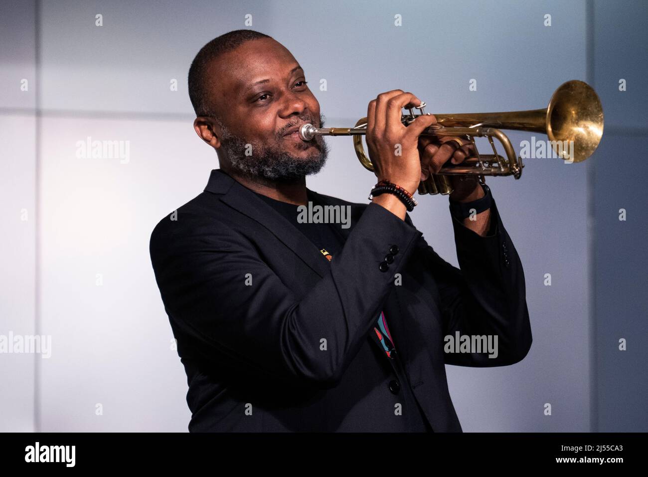 ÉTATS-UNIS - AVRIL 19 : le trompettiste professionnel Sean Jones joue au  cours d'une session avec le Quintette de jazz pair-à-pair avec des élèves  de l'école des arts Duke Ellington et de