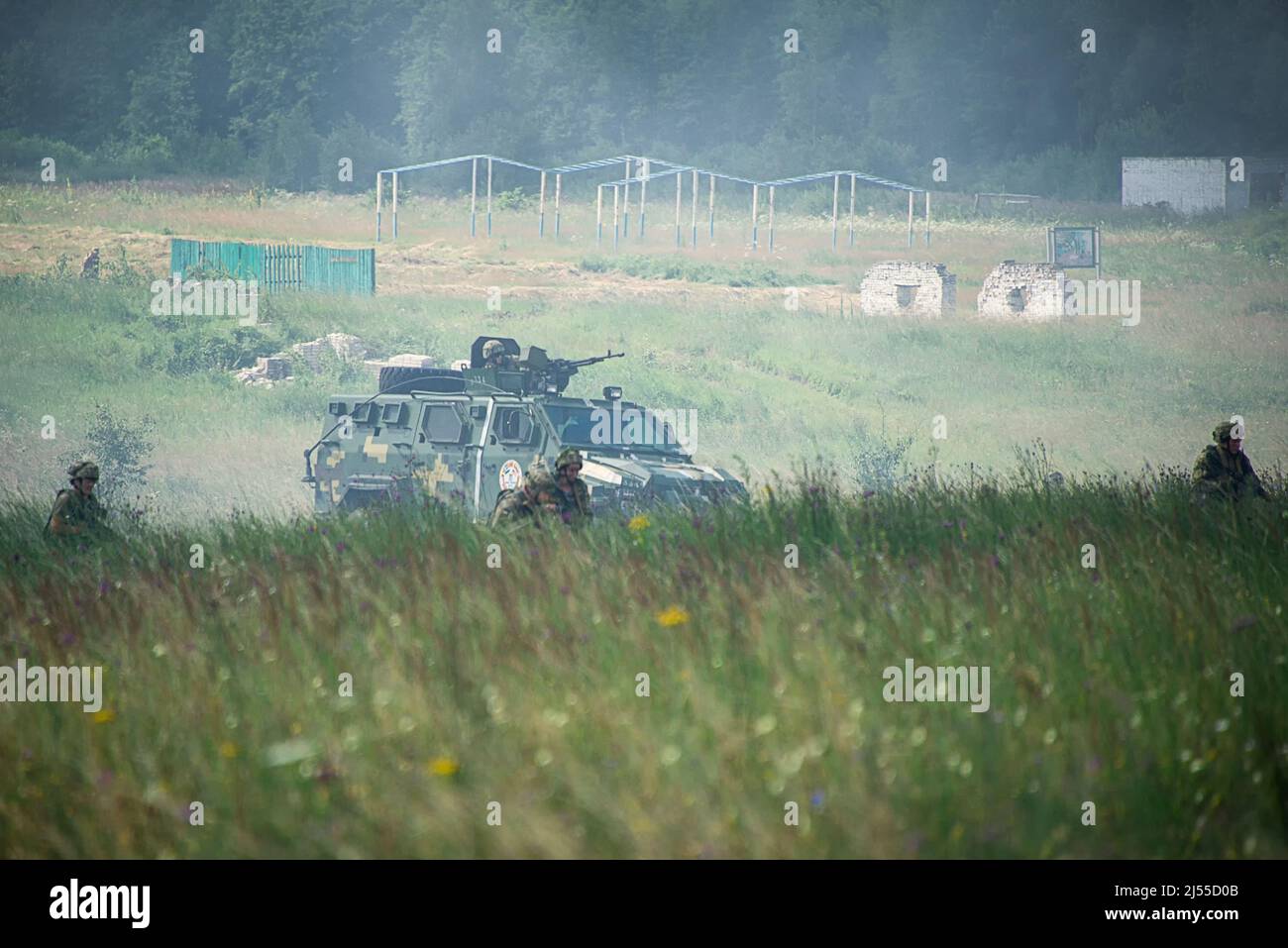 Lviv, Ukraine - 6 juillet 2016 : exercices militaires conjoints ukrainien-américain près de la trident 2016.parachutistes ukrainiens au cours de l'attaque. Banque D'Images