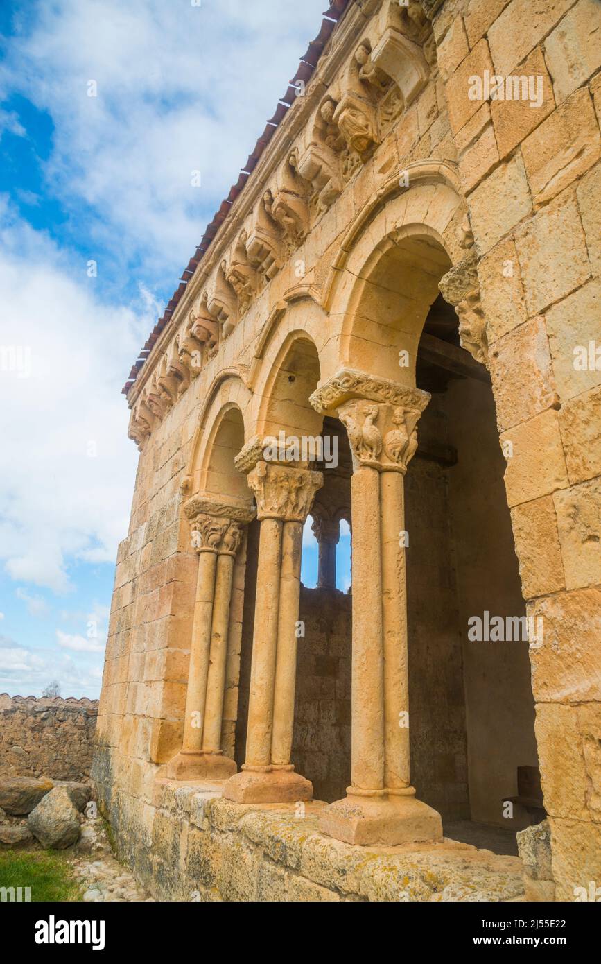 Atrium de l'église romane. Sotosalbos, province de Segovia, Castilla Leon, Espagne. Banque D'Images