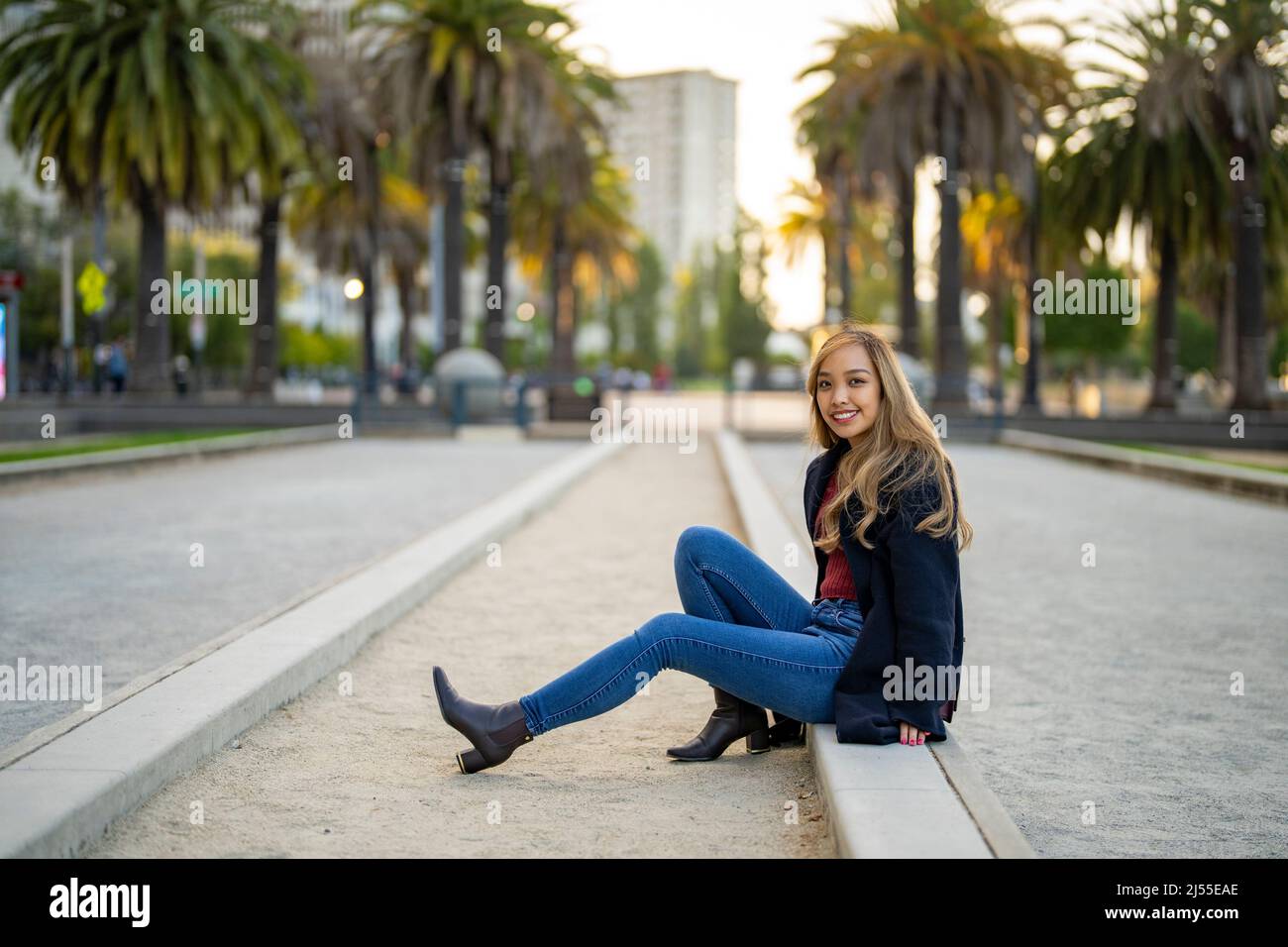 Jeune femme dans une garde-robe d'automne décontractée sur le terrain de Bocce à San Francisco | Lifestyle local Tourism in the City Banque D'Images