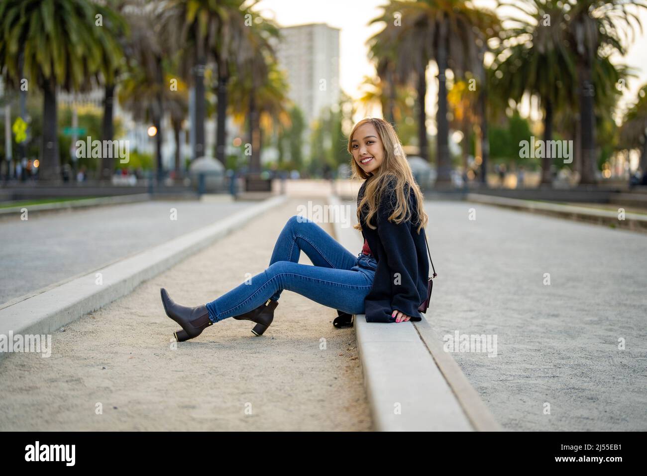 Jeune femme dans une garde-robe d'automne décontractée sur le terrain de Bocce à San Francisco | Lifestyle local Tourism in the City Banque D'Images