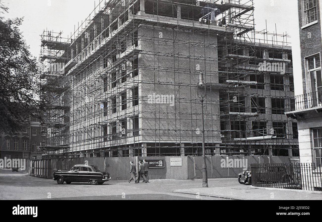 1960, historique, un nouvel immeuble de bureaux en construction, Endsleigh Gardens, Londres, Angleterre, Royaume-Uni. Panneau pour les constructeurs, Dove Brothers, Islington est sur l'embarquement. Créé par William Spencer Dove en 1781, ses trois fils ont étendu l'activité en 1850s et sont devenus l'un des plus grands entrepreneurs de Londres, restant en activité jusqu'en 1993. Banque D'Images