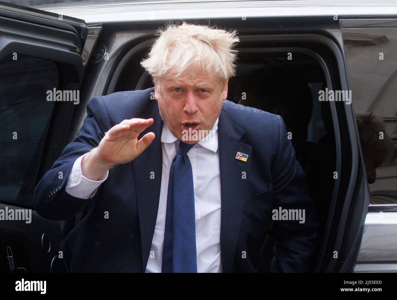 Londres, Royaume-Uni. 20th avril 2022. Le Premier ministre britannique, Boris Johnson, revient à Downing Street après les questions des premiers ministres. On lui a posé de nombreuses questions sur les parties présumées au numéro 10. Il s'envolera bientôt en Inde pour un court voyage d'affaires. Il va essayer de demander au gouvernement indien d'être un peu moins dépendant de la Russie pour le pétrole. Crédit : Karl Black/Alay Live News Banque D'Images