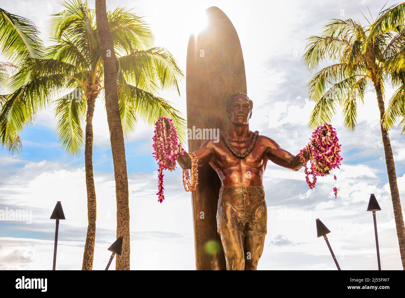 Waikiki Beach Honolulu sur Oahu, statue d'Hawaï du duc Kahanamoku. Voyagez sur Hawaï. Célèbre attraction touristique et site de surf aux États-Unis Banque D'Images