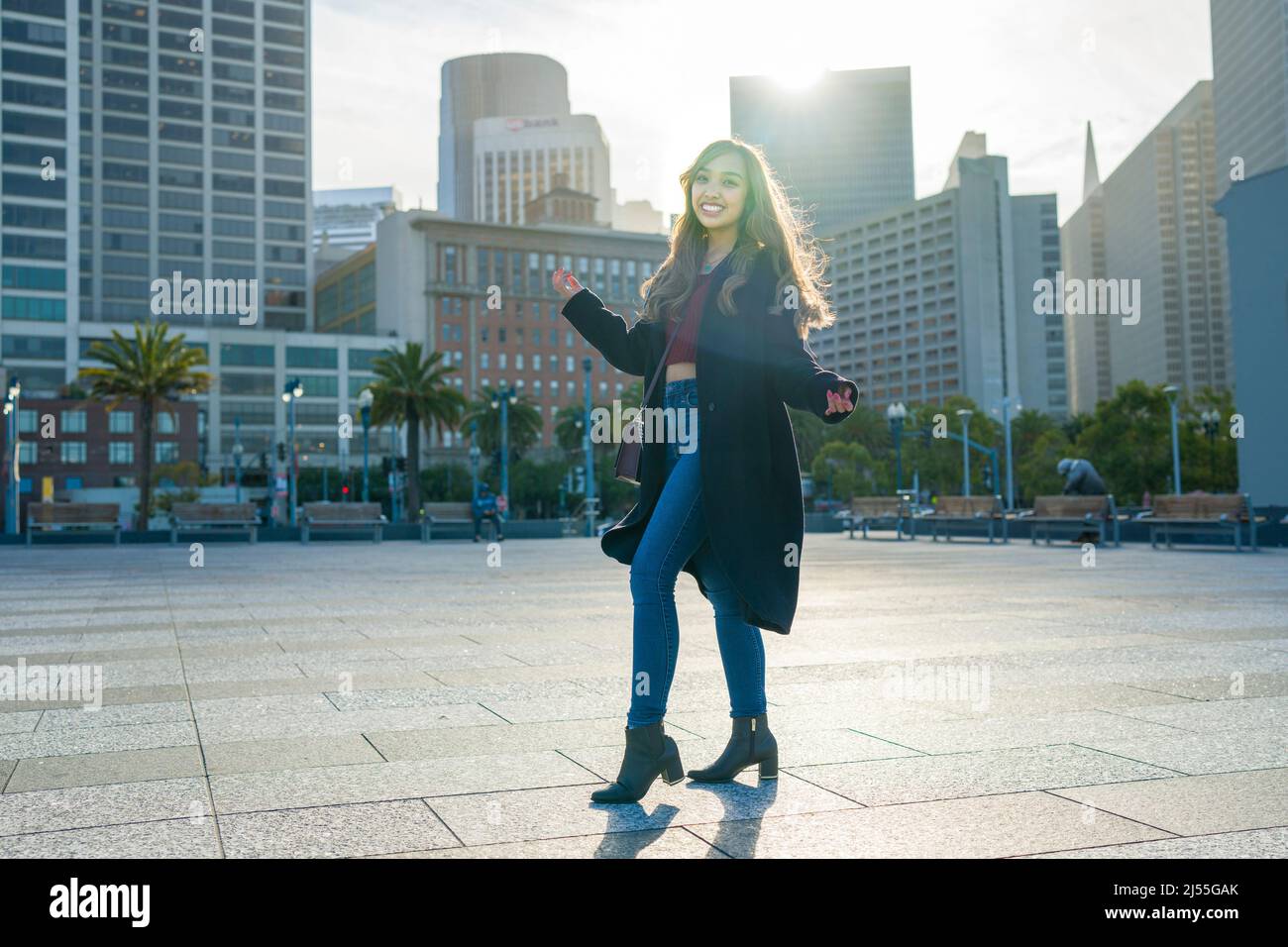 Jeune femme au centre-ville de San Francisco Plaza | Voyage de style de vie Banque D'Images