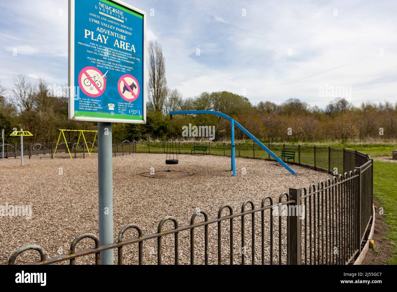 Newcastle-Under-Lyme ,Staffordshire-royaume-uni ,11-04-2022 terrain de jeu pour enfants et équipement de jeu au parc urbain de la vallée de la Lyme Banque D'Images