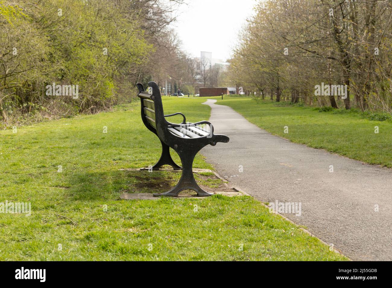 Newcastle-Under-Lyme, Staffordshire-royaume-uni avril, 11, 2022 bancs publics à la promenade de la vallée de la Lyme au soleil de printemps Banque D'Images